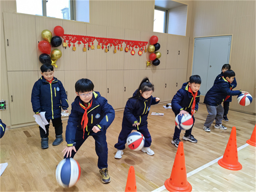 郑州市金水区第二实验小学开展“社区欢乐行”游园活动