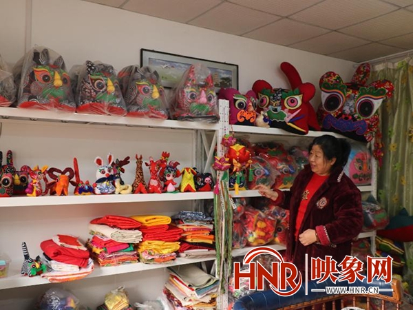 河南鲁山县：非遗布艺“龙腾虎跃”迎新春