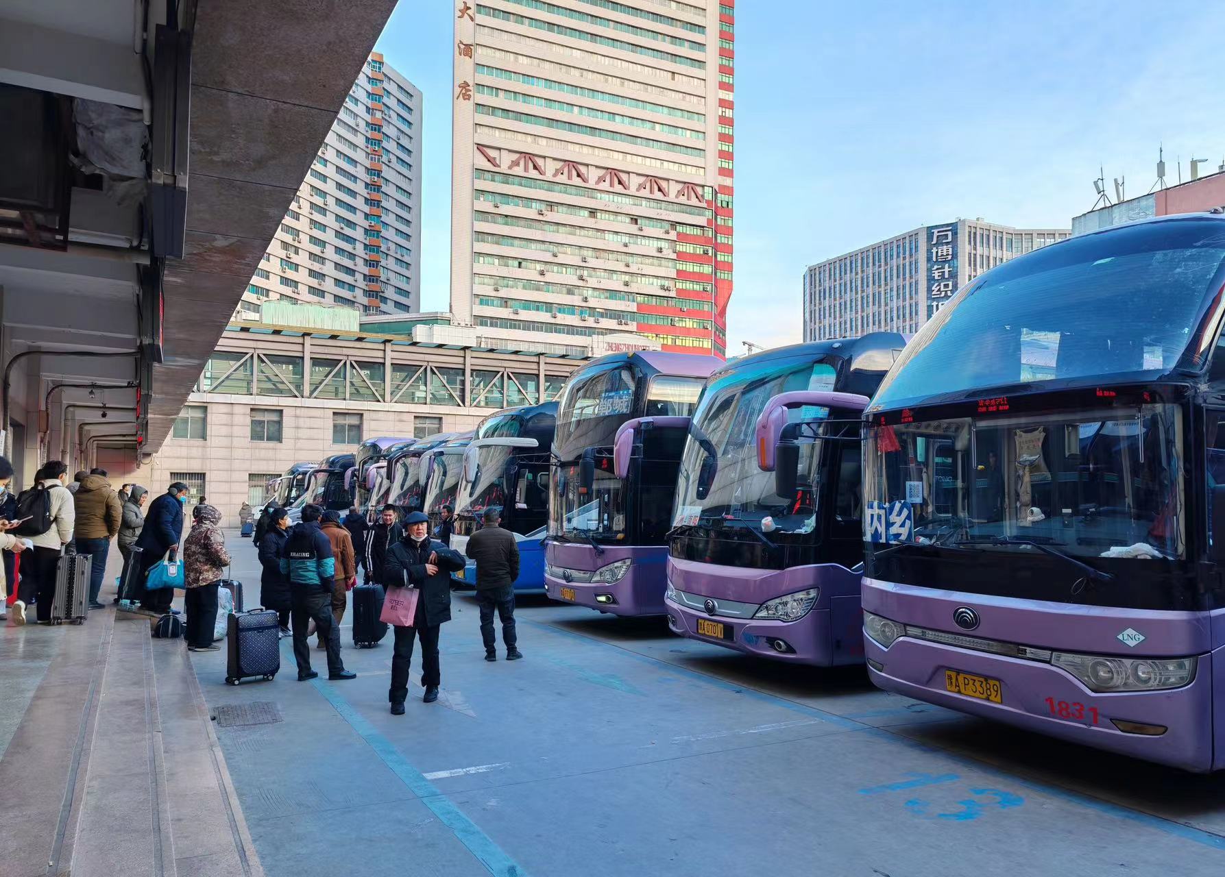 旅客朋友们可通过"郑州交运"微信公众号或"豫州行"微信小程序查询购票