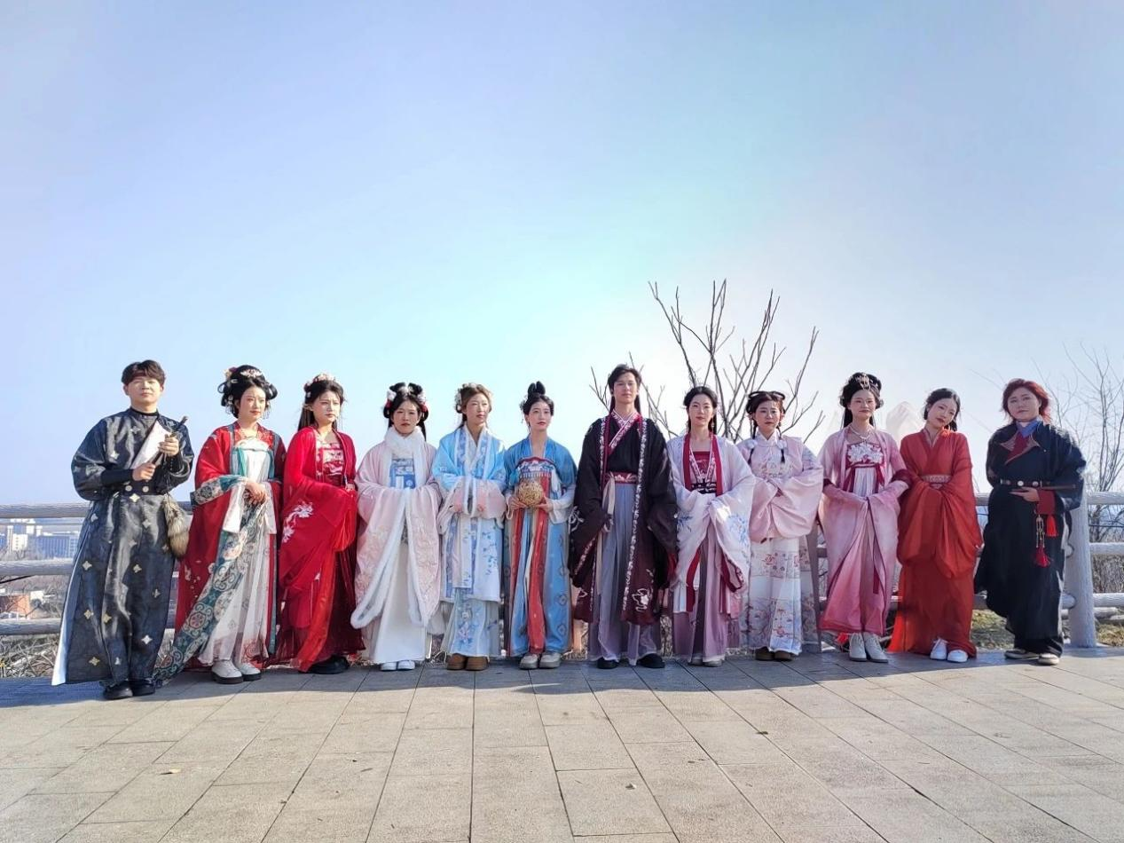 息县组织返乡大学生开展汉服园游会活动