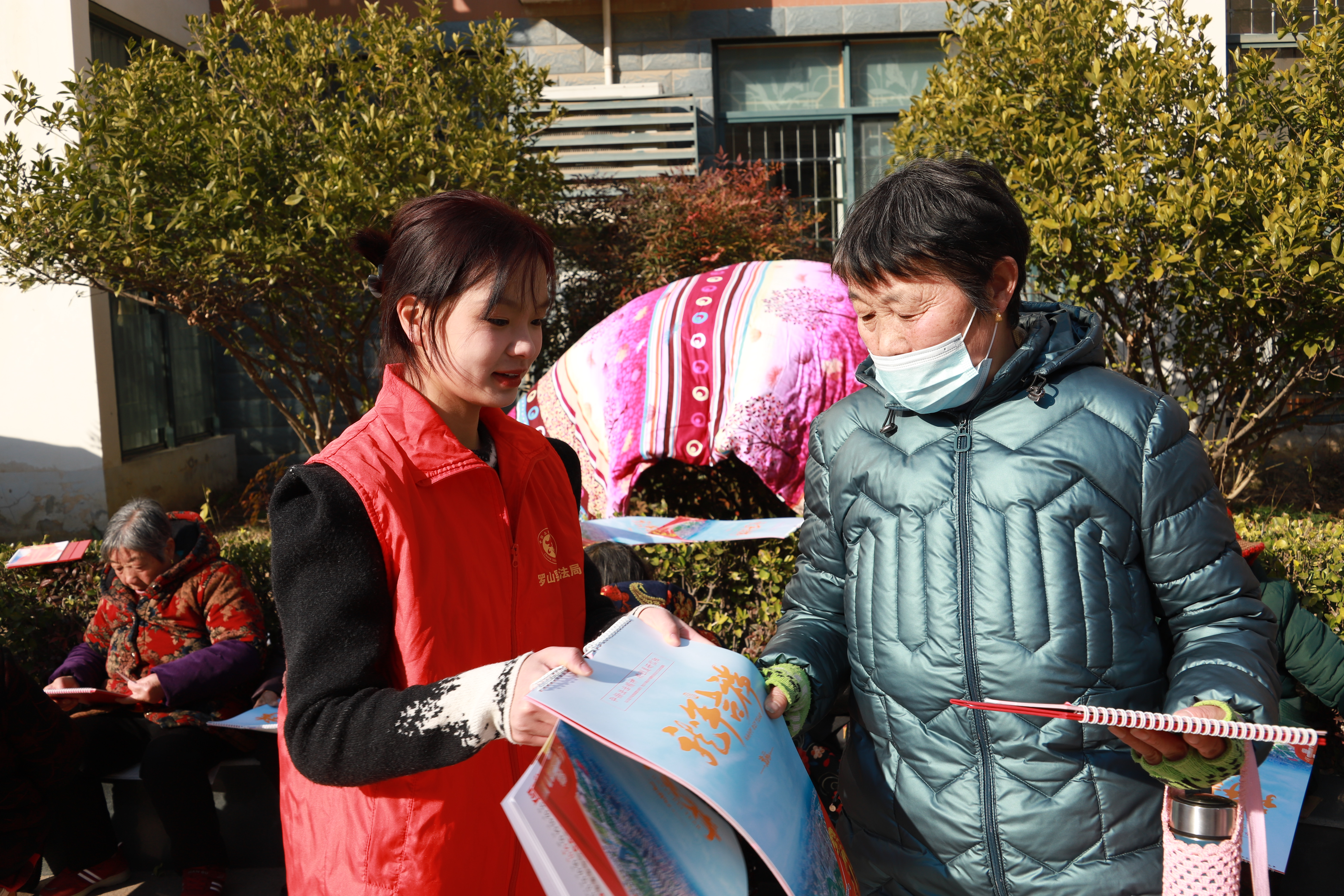 罗山县：大学生披上“志愿红” “家门口”普法暖心窝