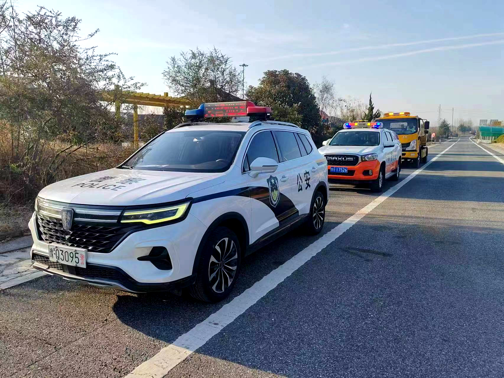 根据天气,流量变化和交通安全态势特点,动态增减警力车辆,主动做好"