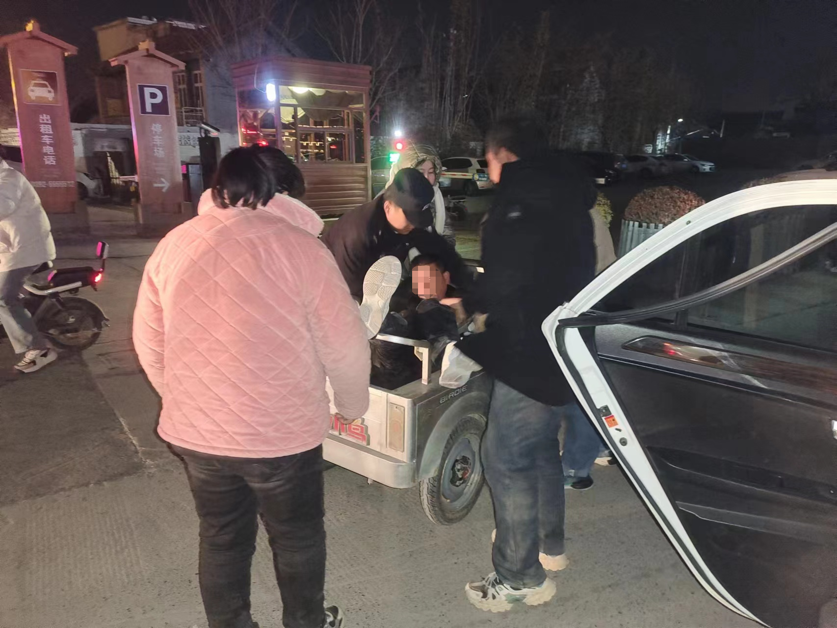 男子醉卧街头，浚县民警暖心救助