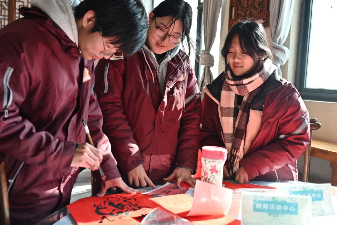 迎新春书盛世郑州四禾美术学校开展春联书写活动