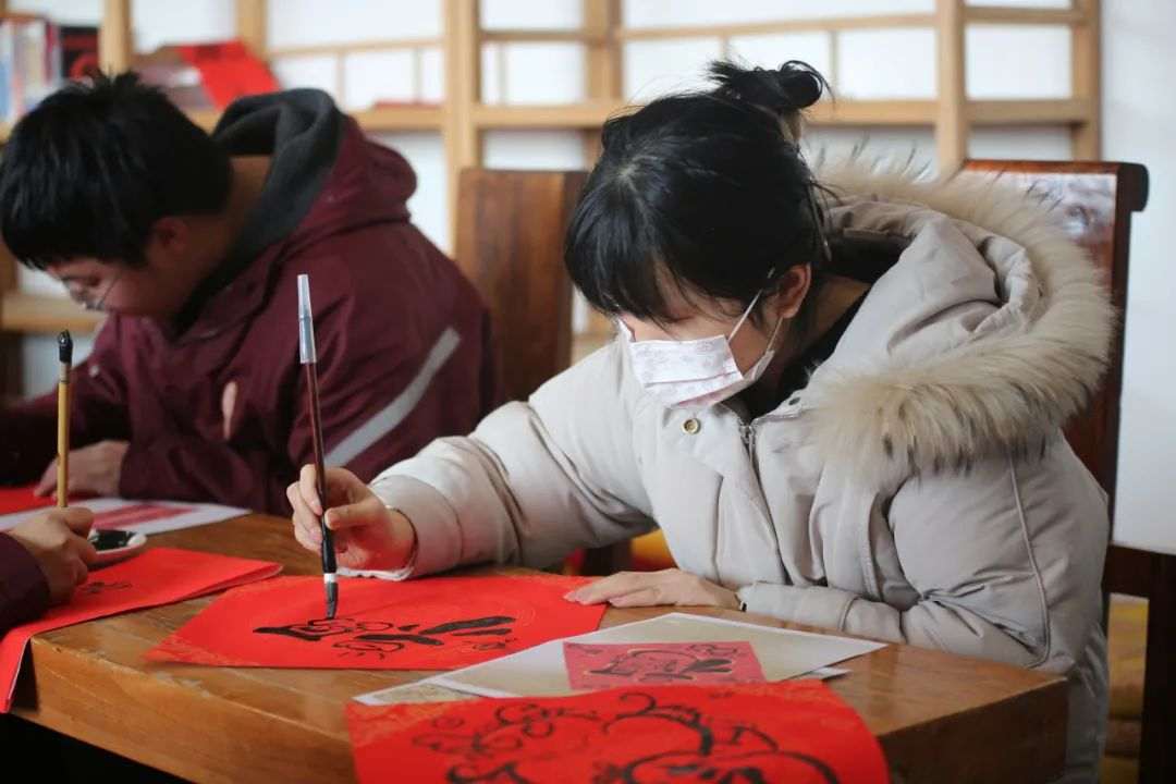迎新春书盛世郑州四禾美术学校开展春联书写活动