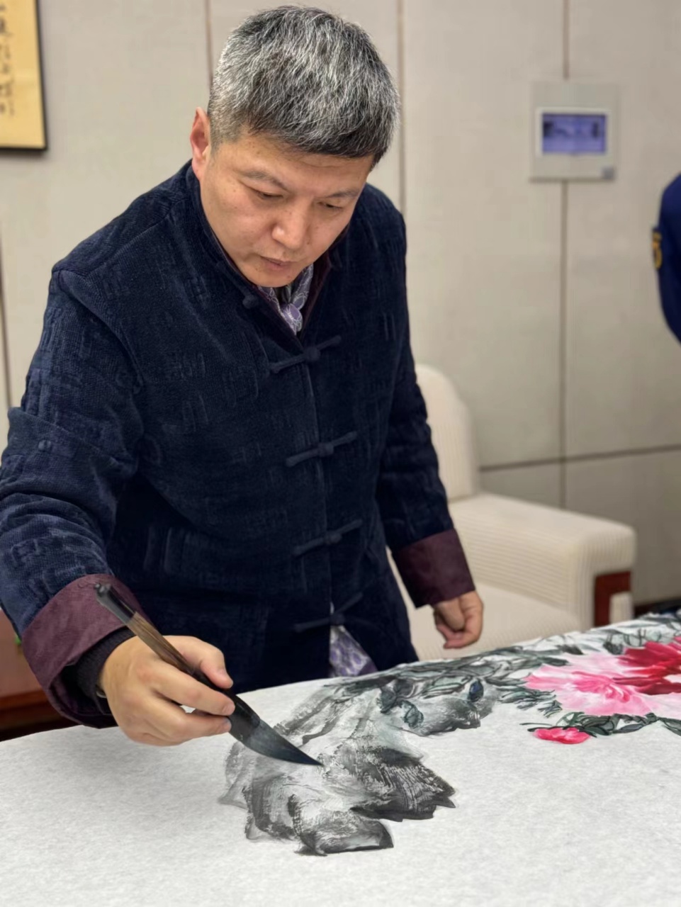 佟绍强,副秘书长唐小山和张玉玲,刘岑等书画家参加了书画笔会慰问活动