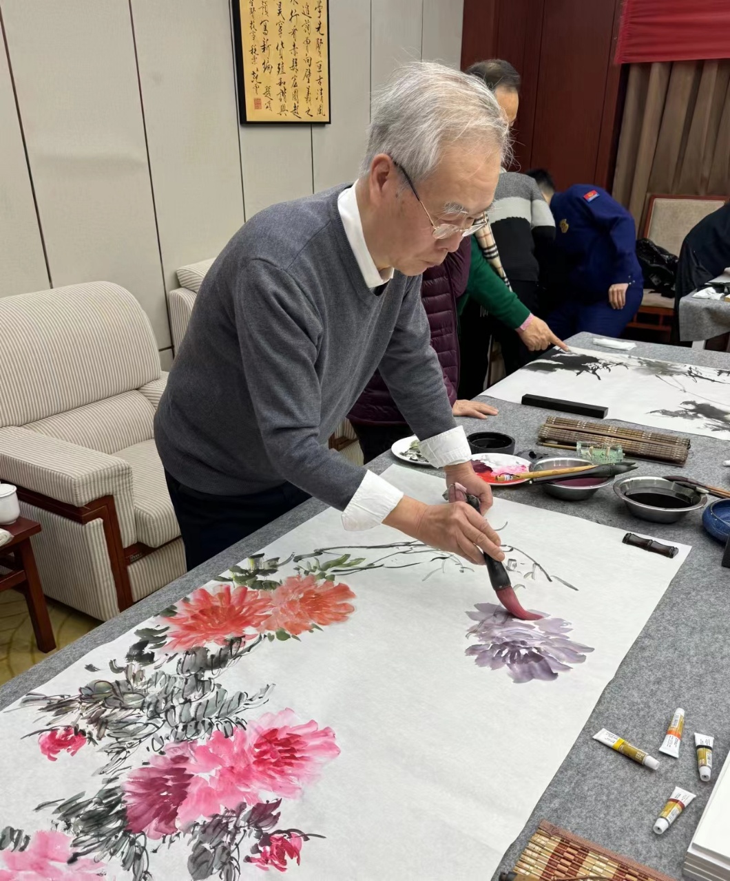 佟绍强,副秘书长唐小山和张玉玲,刘岑等书画家参加了书画笔会慰问活动