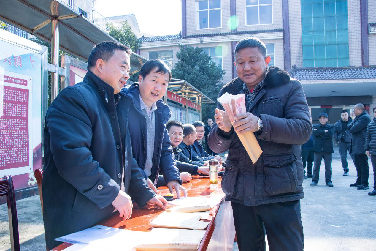 新春走基层丨光山县仙居乡领分红吃饺子用活村集体经济