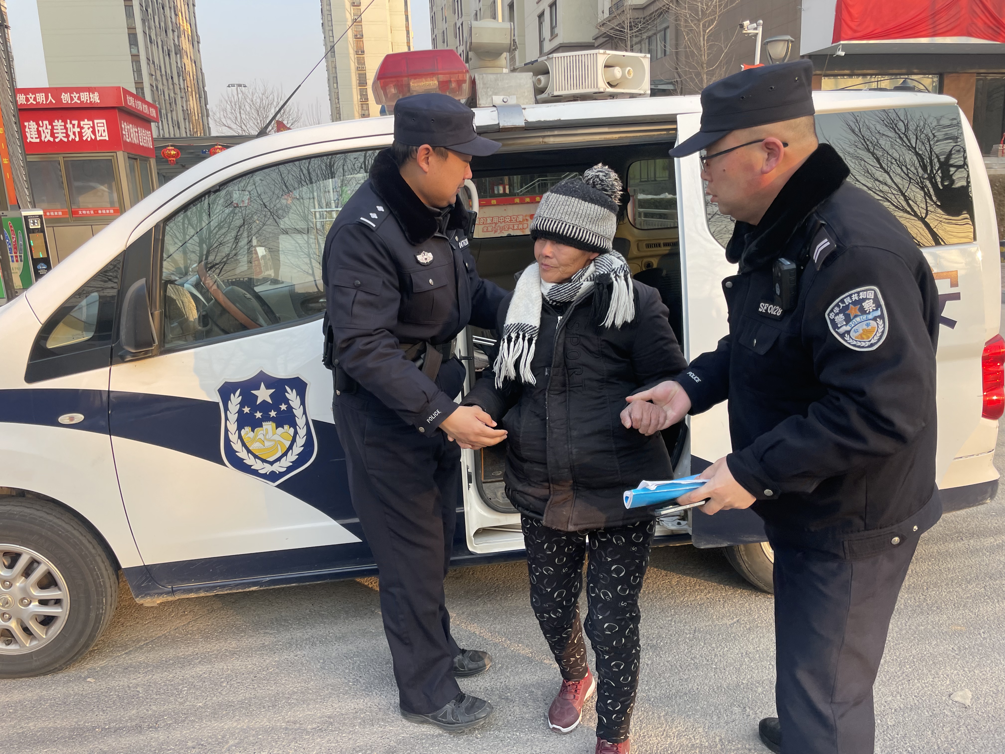 鹤壁市示范区古城派出所民辅警暖心护送迷路老人回家