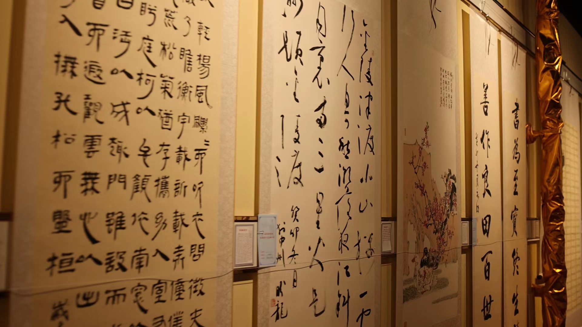 杞县教体局相关负责人介绍摄影展筹备情况,杞县老书法家代表王永敬和