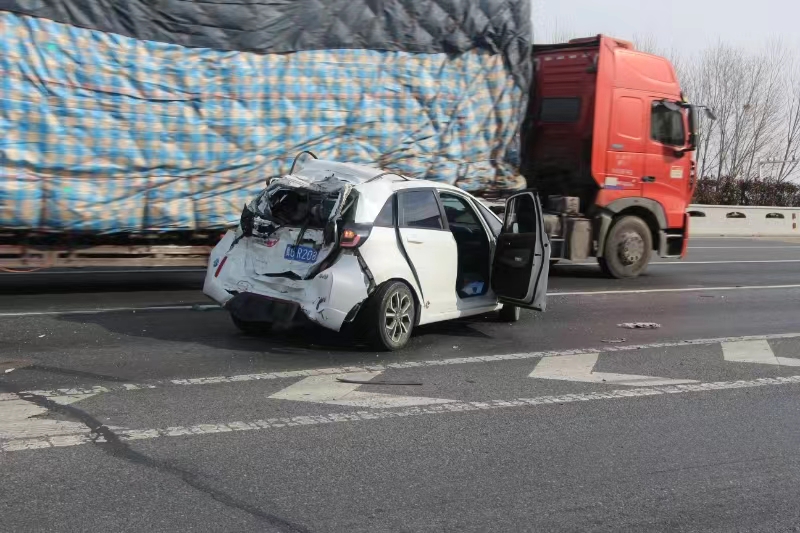 新闻中心>独家>正文>警情就是命令,民警迅速赶至事故现场.