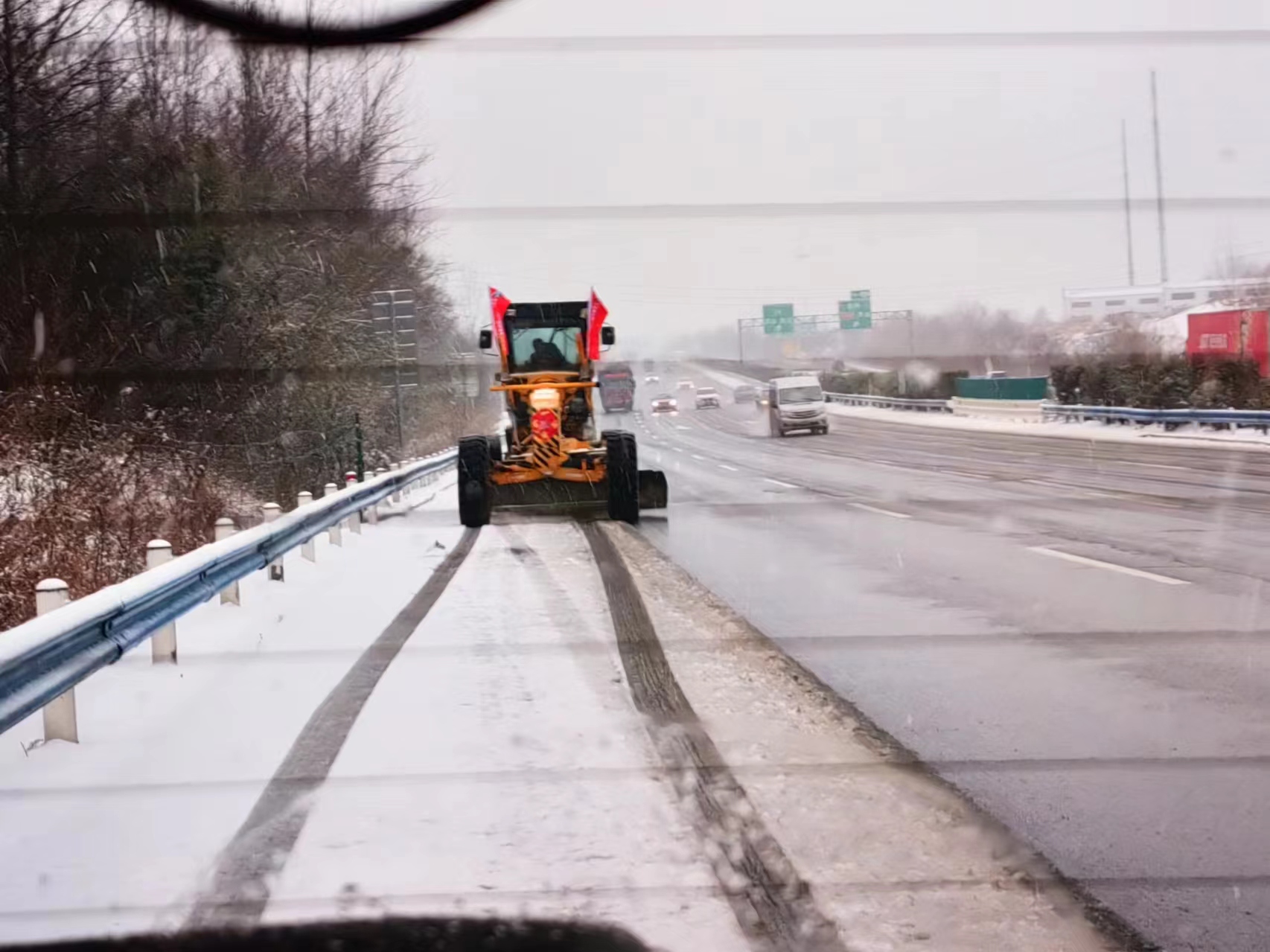 明鸡高速项目以雪为令全力支援保障畅通