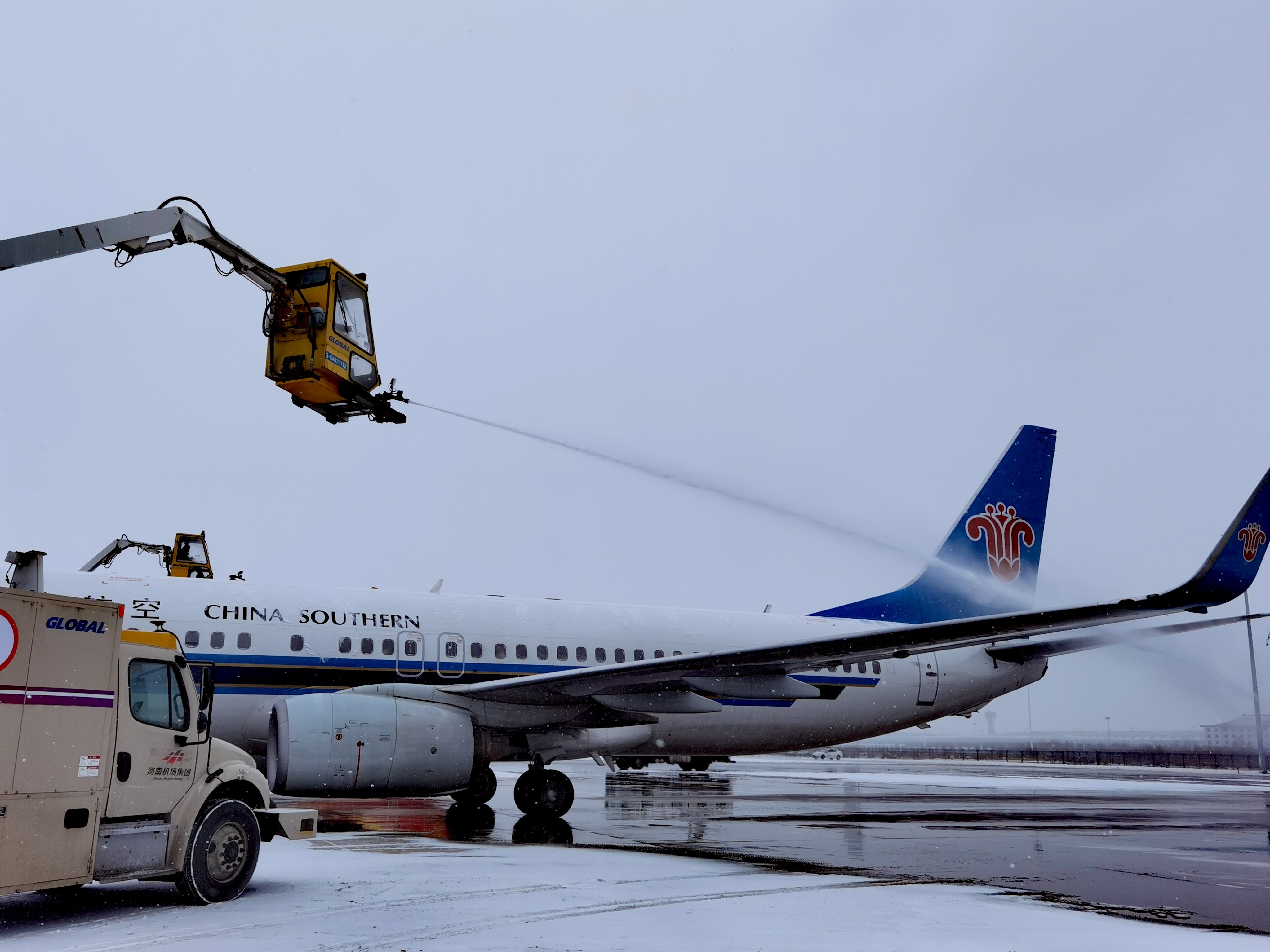 无惧风雪春运第八天郑州机场持续保障航班冰雪起降