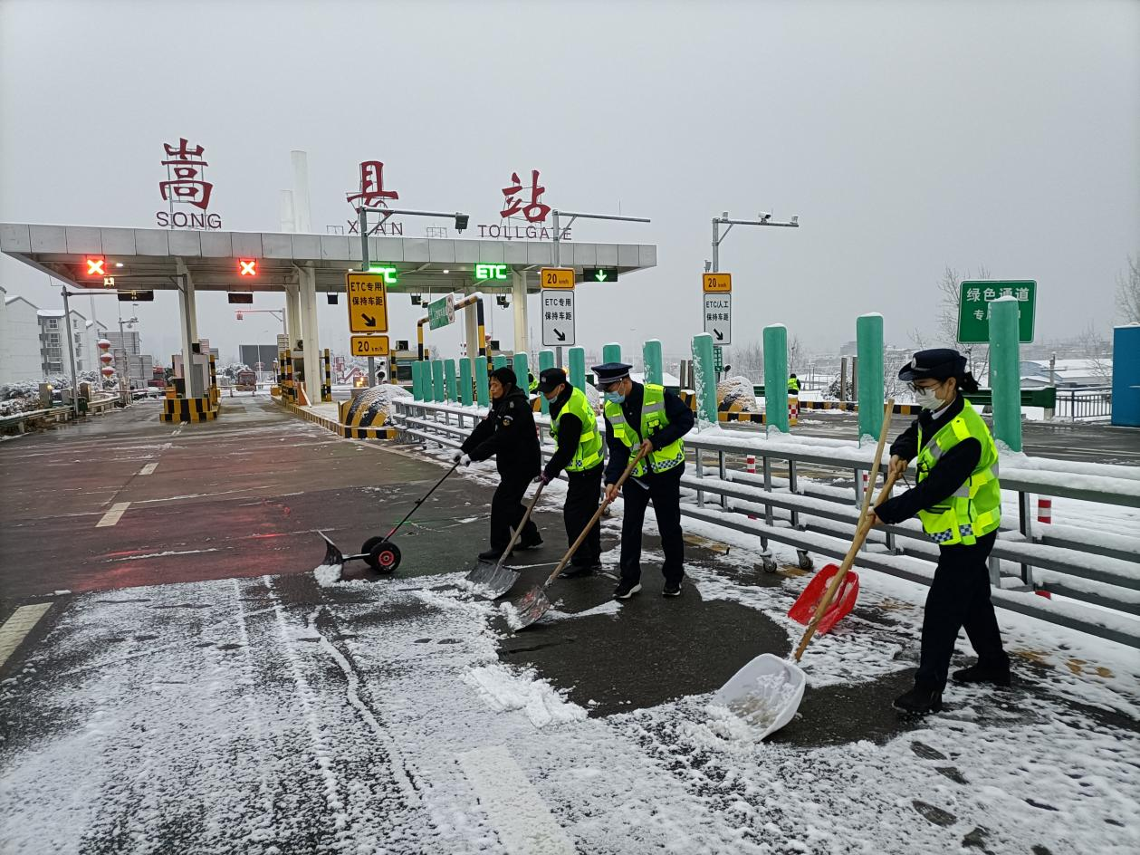 洛阳高速除雪融冰暖心通途