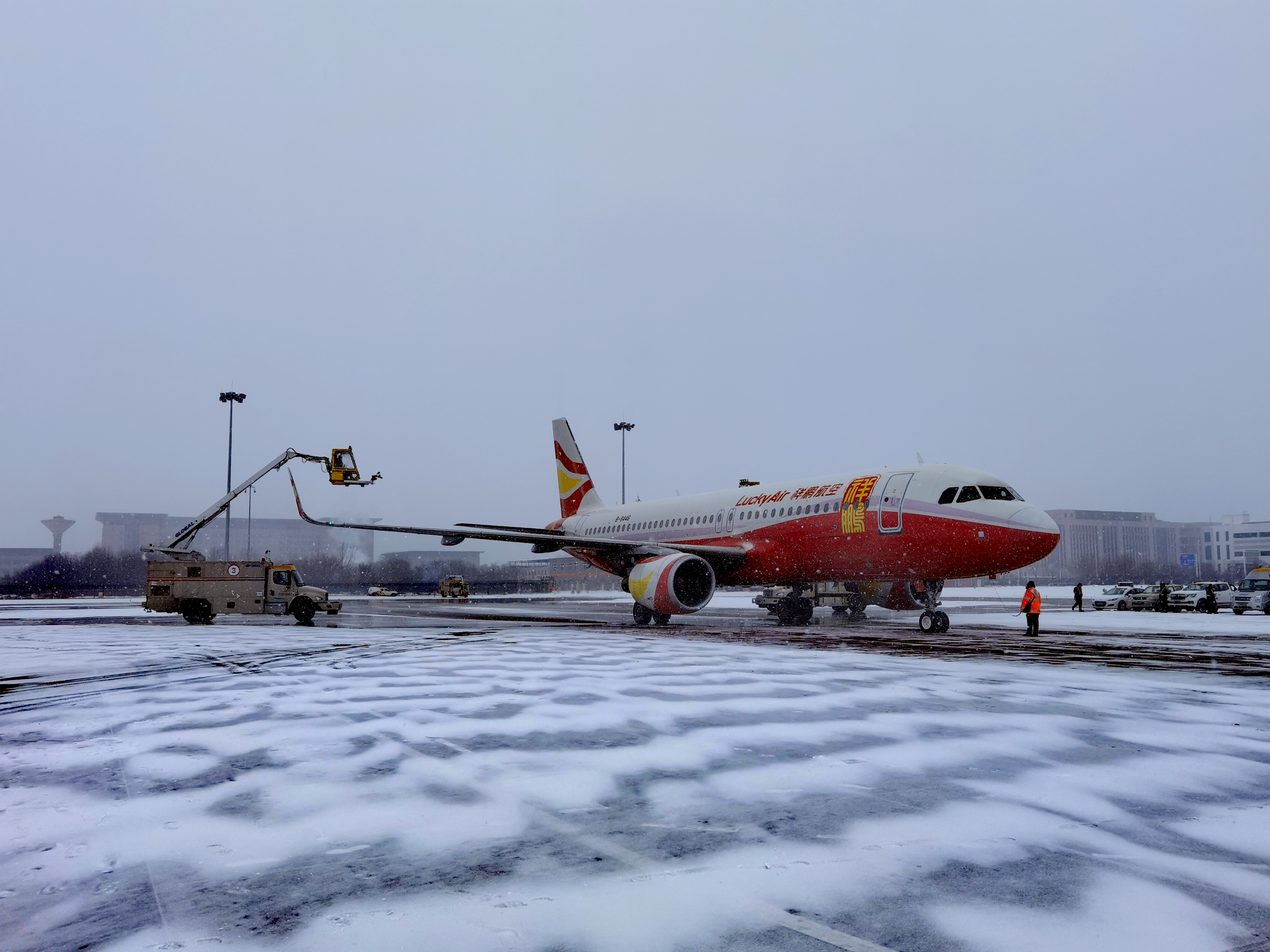 下午2时许,郑州机场开始降雪并逐渐加大,与往年不同的是,2号跑道时有