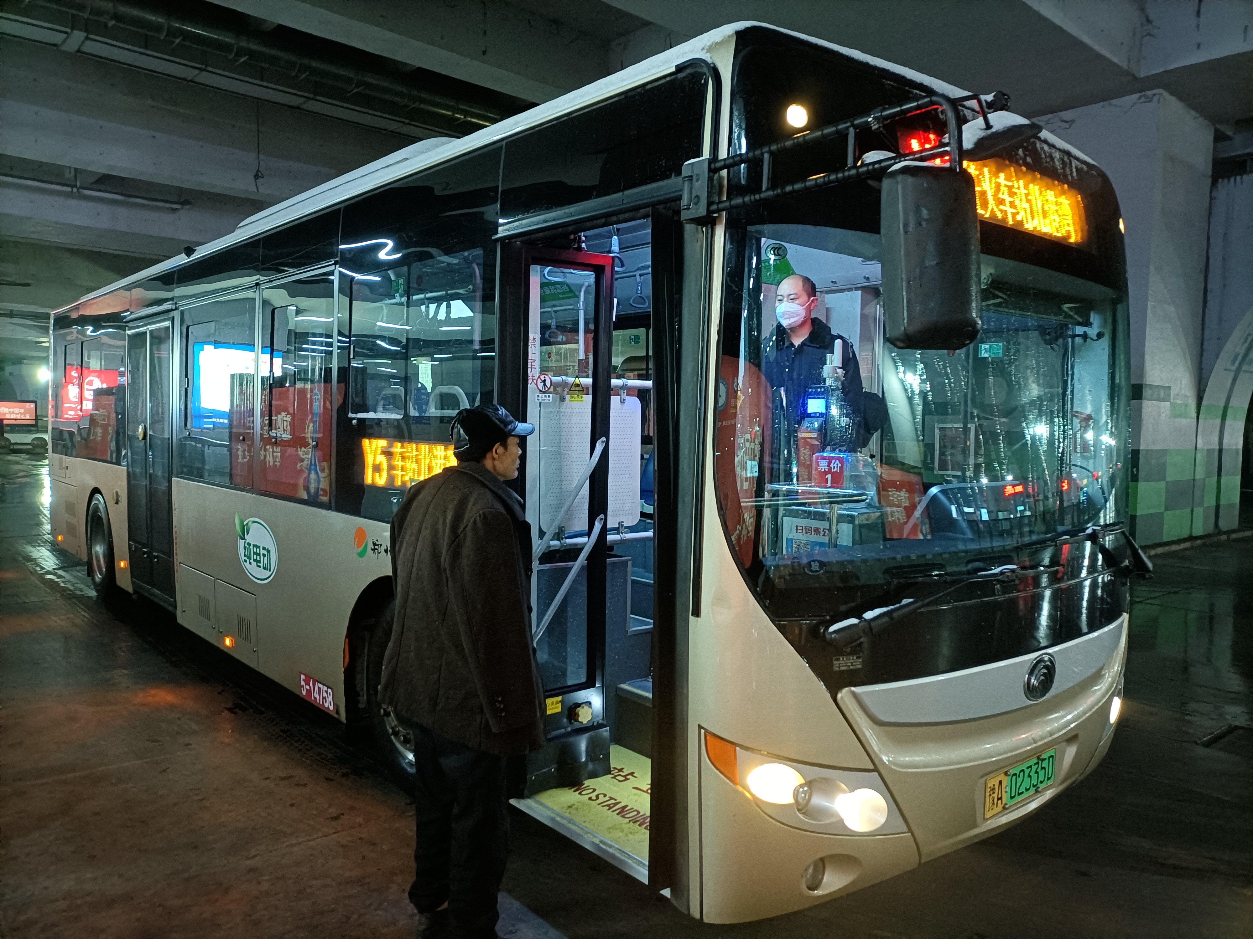 旅客请放心郑州公共交通全力保障滞留乘客平安回家