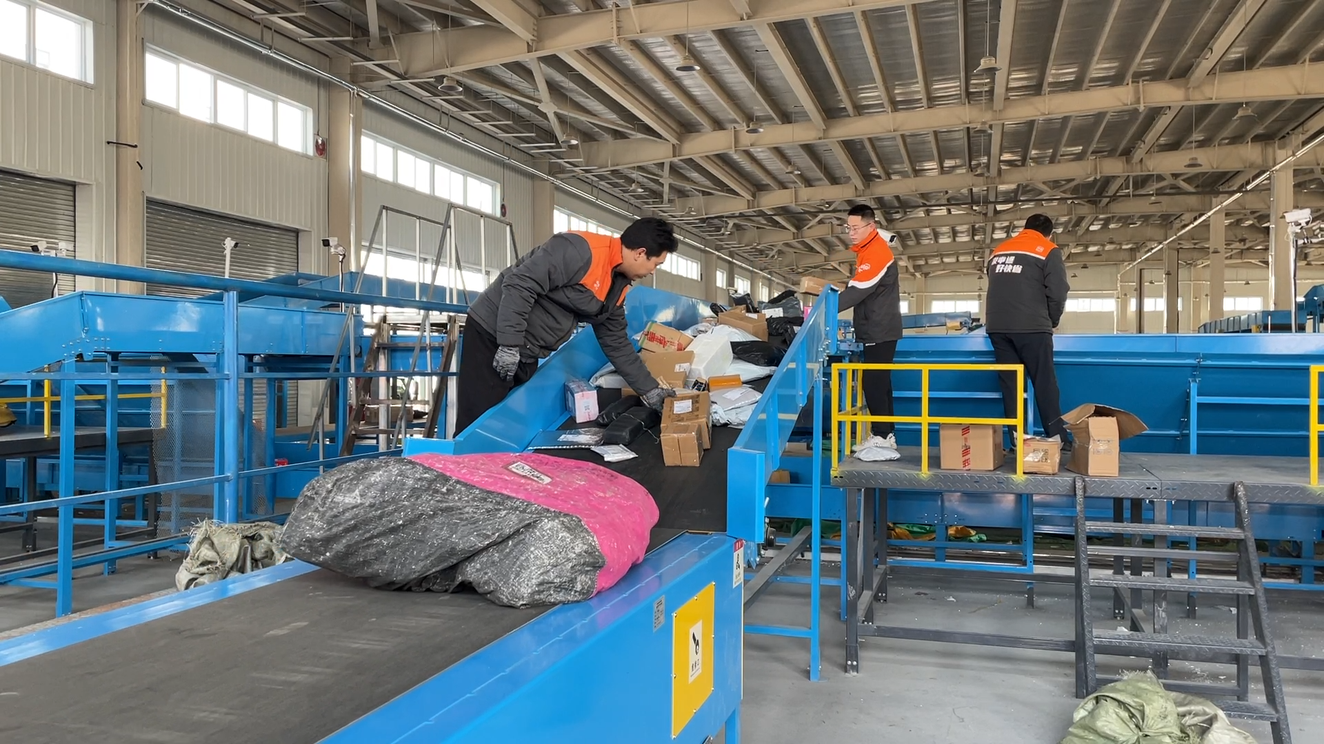 河南卫辉客货邮融合畅通快递进村路