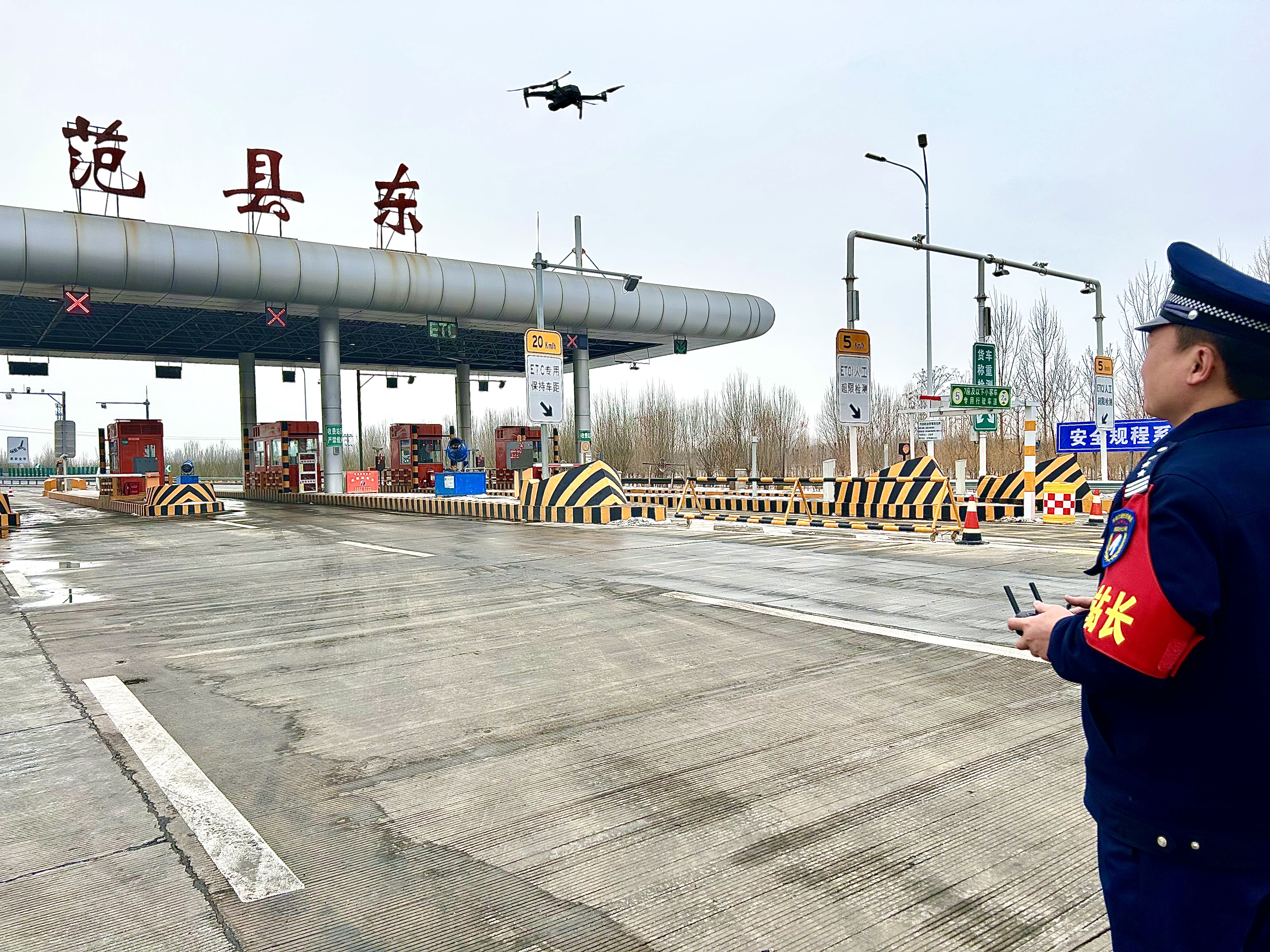 濮阳境内连续降雪,原交发濮阳分公司范县东收费站设置党员先锋队服务