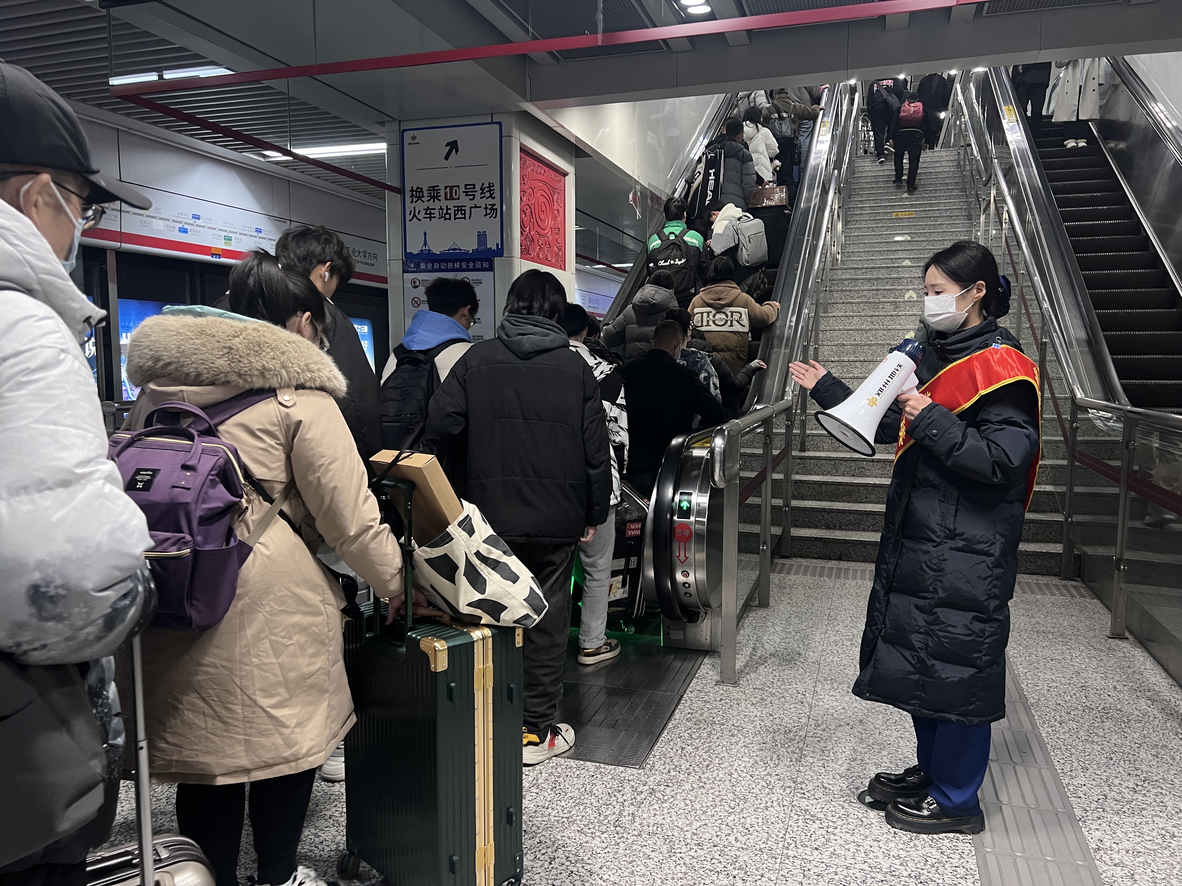 为保障市民乘客出行安全,2月3日,郑州地铁1号线,2号线,5号线运营服务