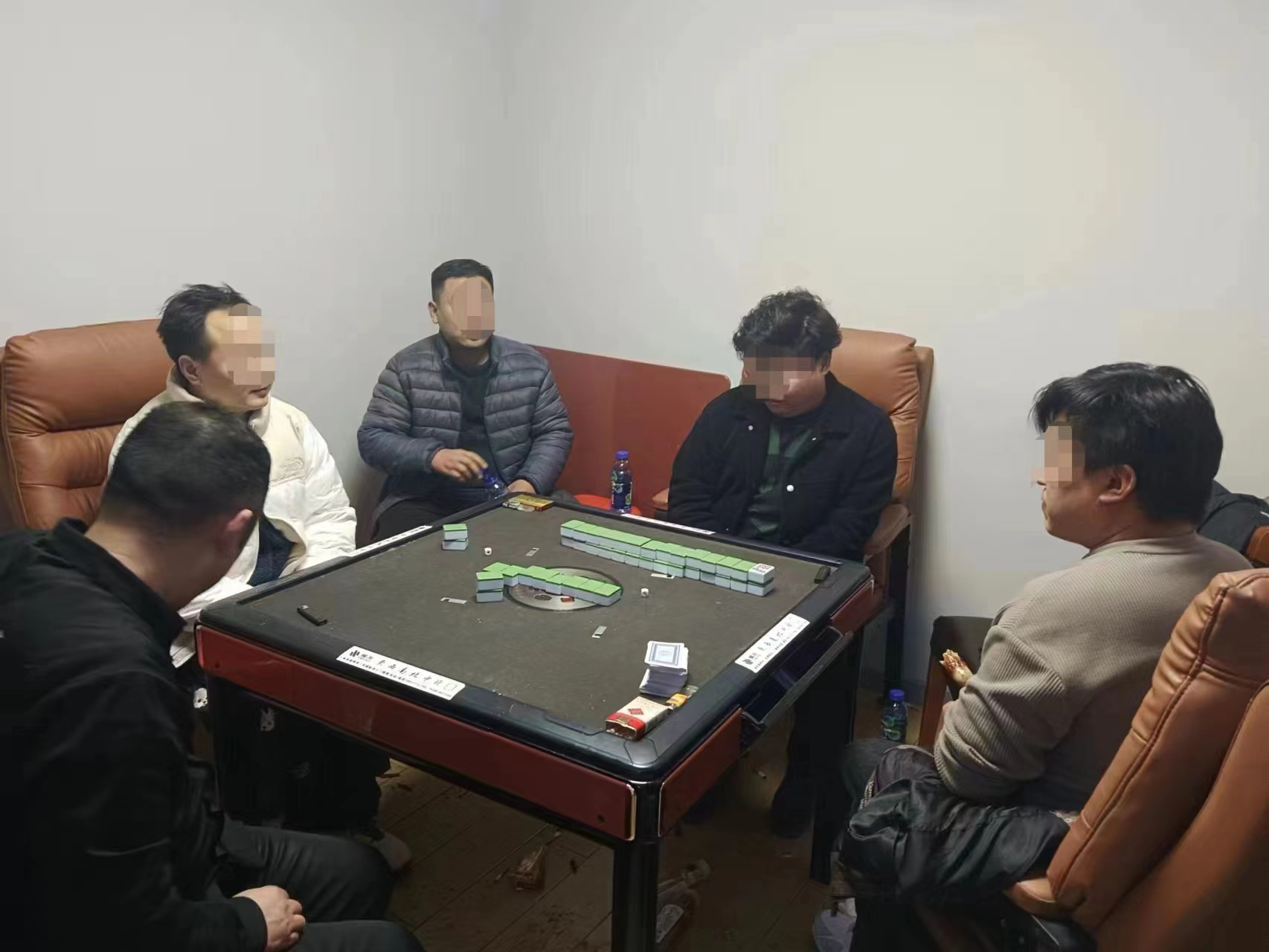 利用台球厅包间给当赌场赌友一起拘留所过年