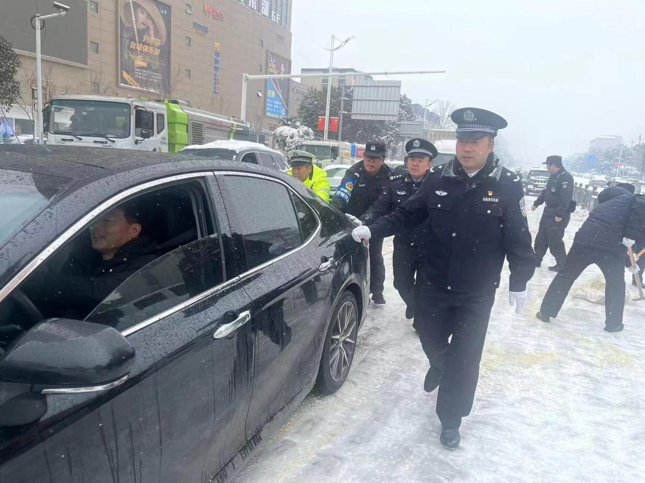最美警色项城公安民警雪中执勤保畅通