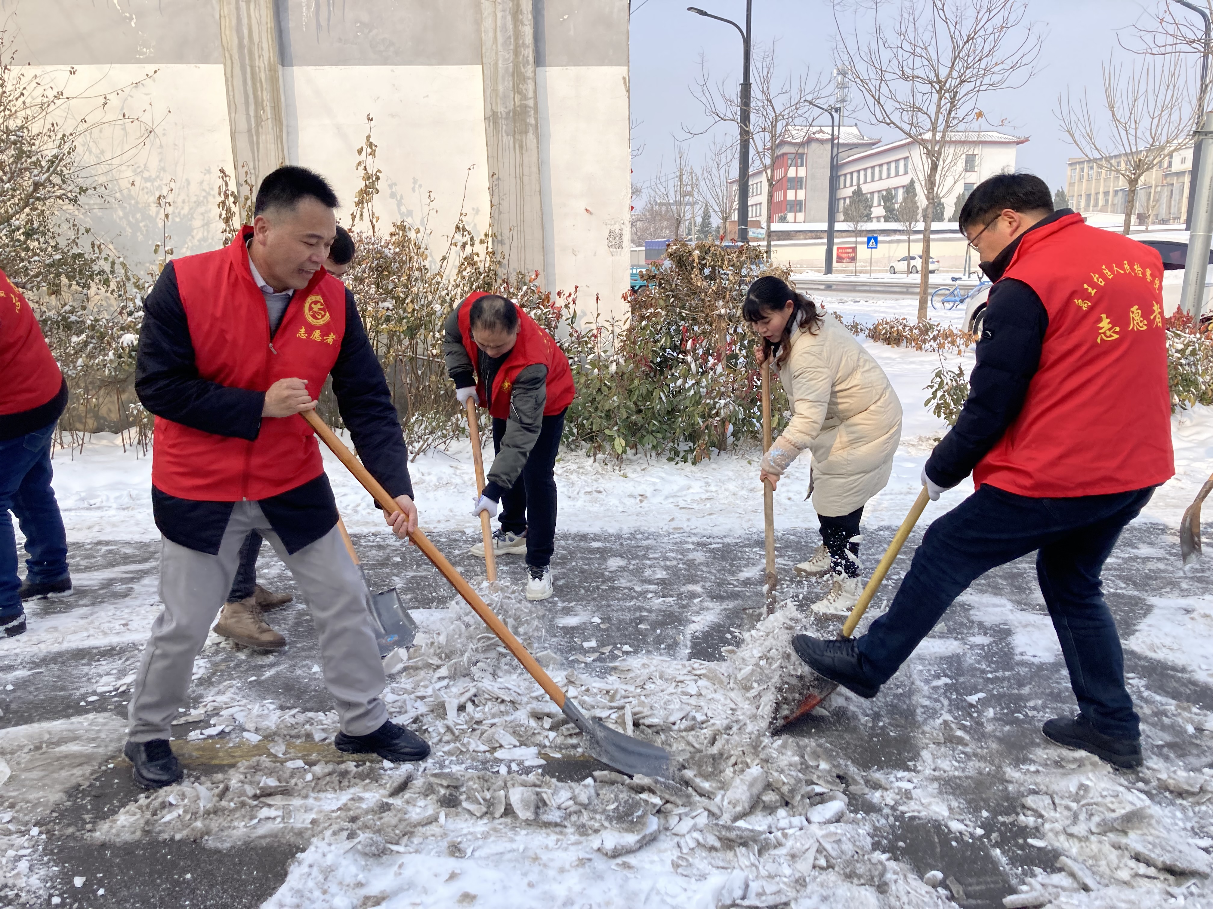 开封市禹王台区人民检察院：清冰雪 便民行 暖人心