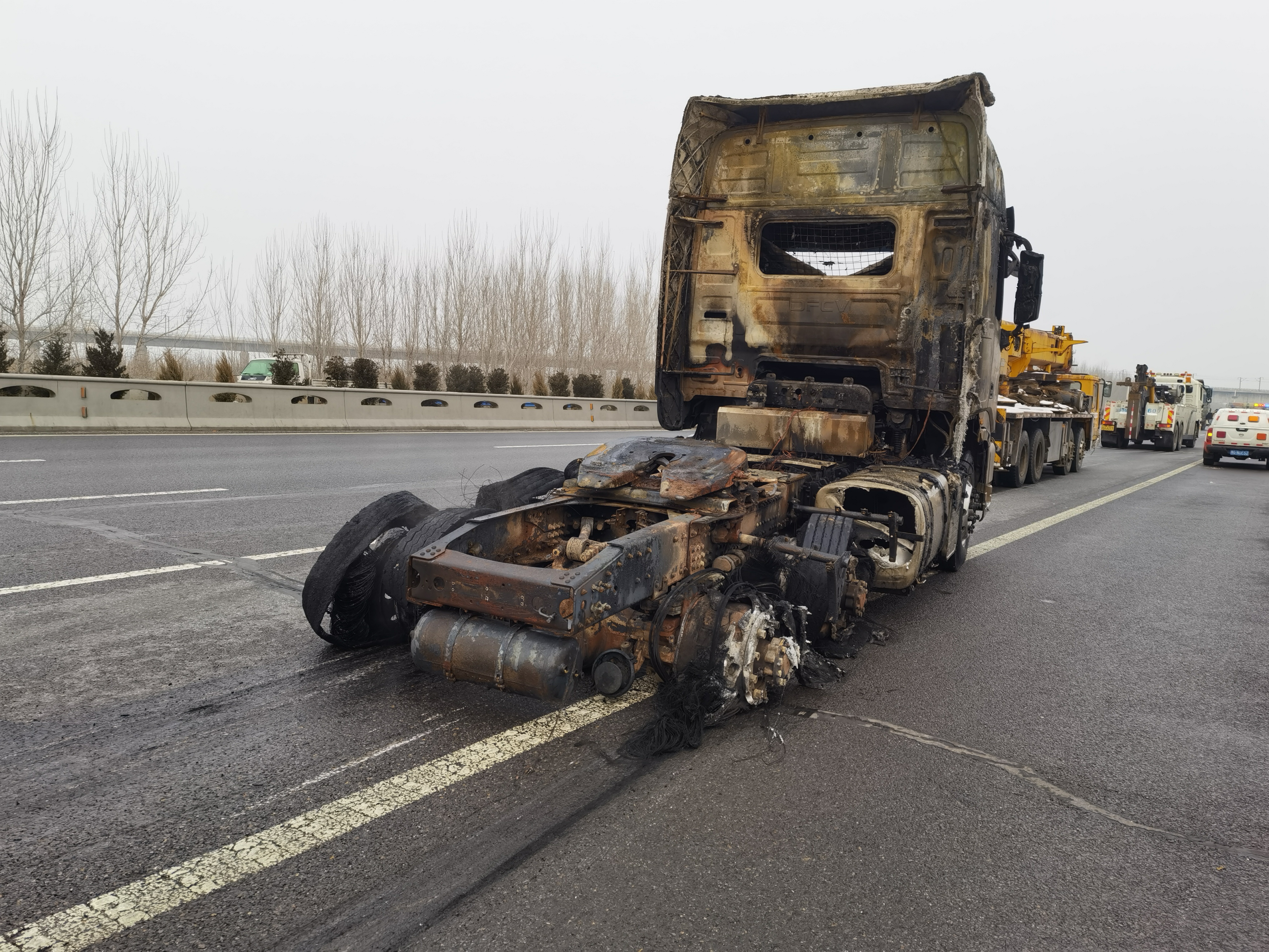 京港澳高速满载货物半挂车着火安阳消防紧急救援
