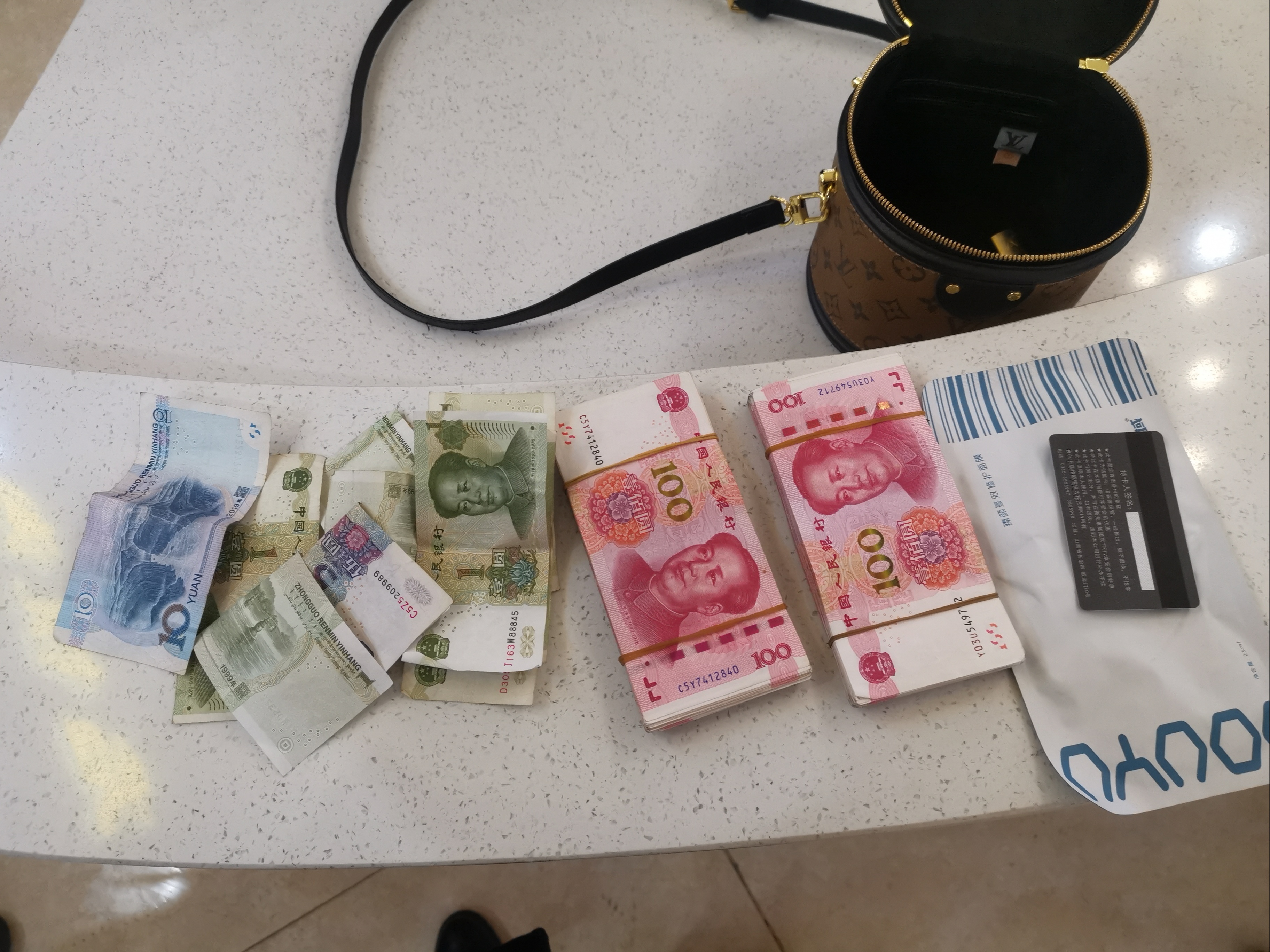 2万多元现金遗落中牟服务区工作人员帮找回