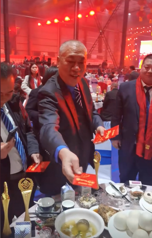 大象夜读数钱数对全拿走河南最爱发钱老板发1亿年终奖