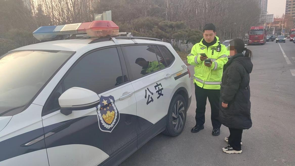 河南高速交警四支队平安春运私家车超员驶不得