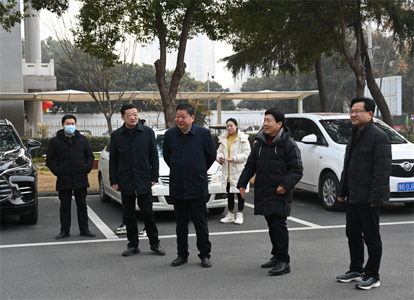 南阳市示范区党工委书记孙大明一行到高新区法院慰问干警