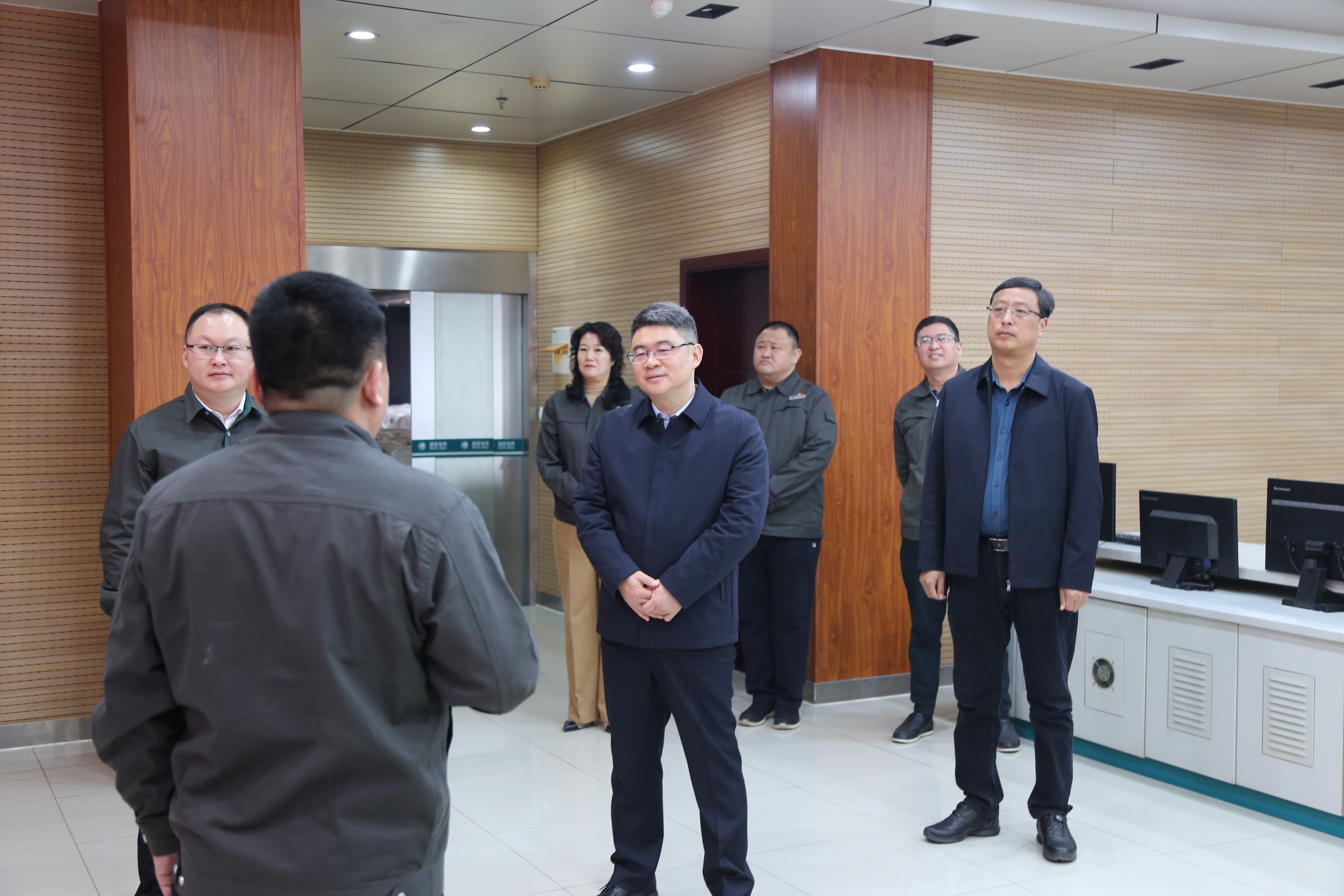 开封市通许县县长憨振强看望慰问供电在岗值守人员