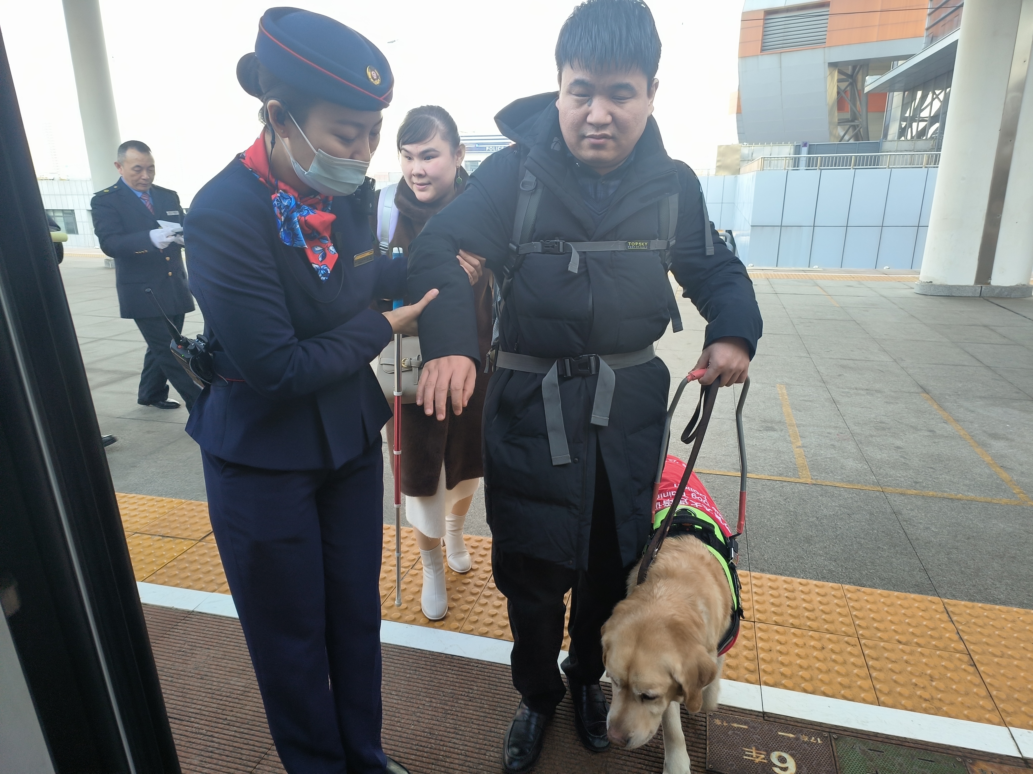 首页>河南影视网>正文>大年初三,g2072次列车上迎来了一位特殊的"小