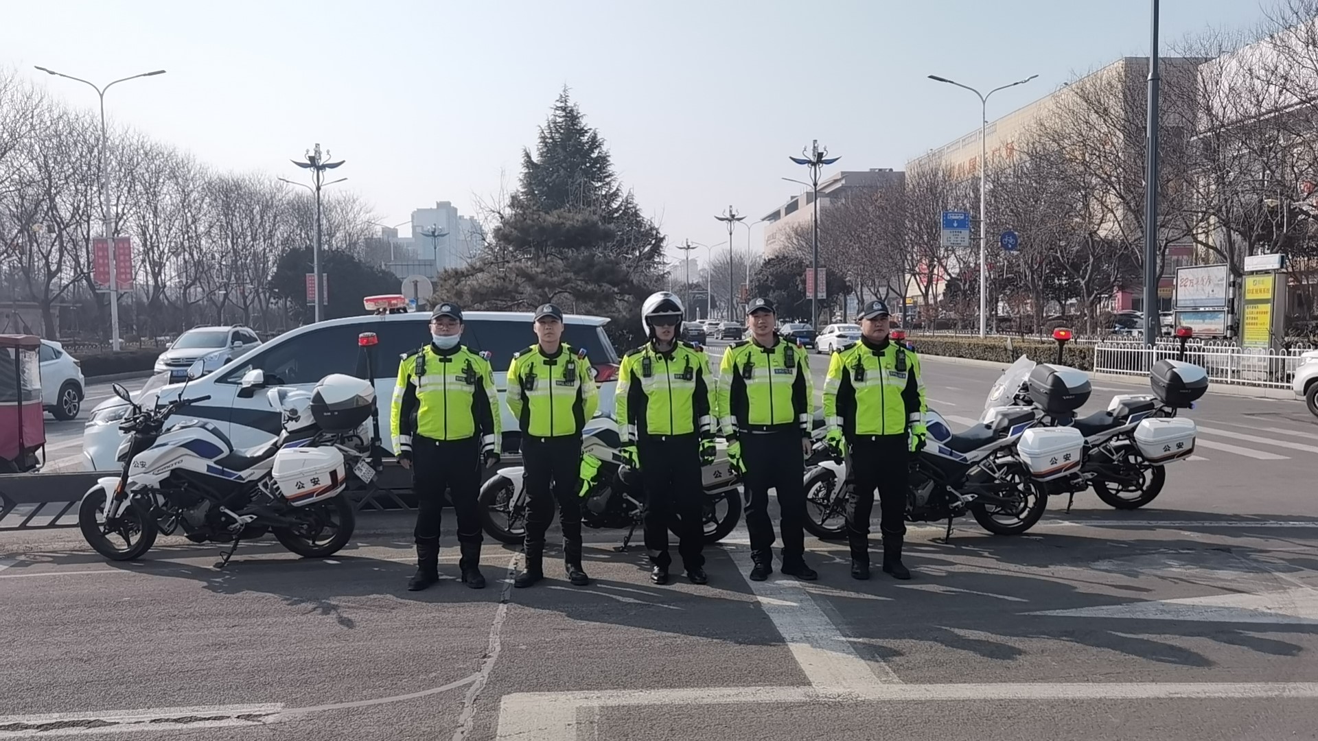 春节我在岗鹤壁交警全力保障群众安全出行