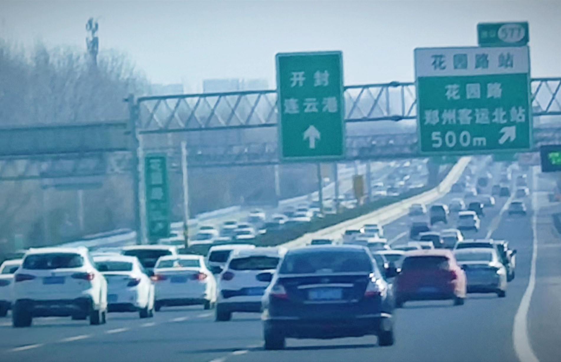 大车流与雨雪天气叠加易堵河南高速公安发布假期返程预警