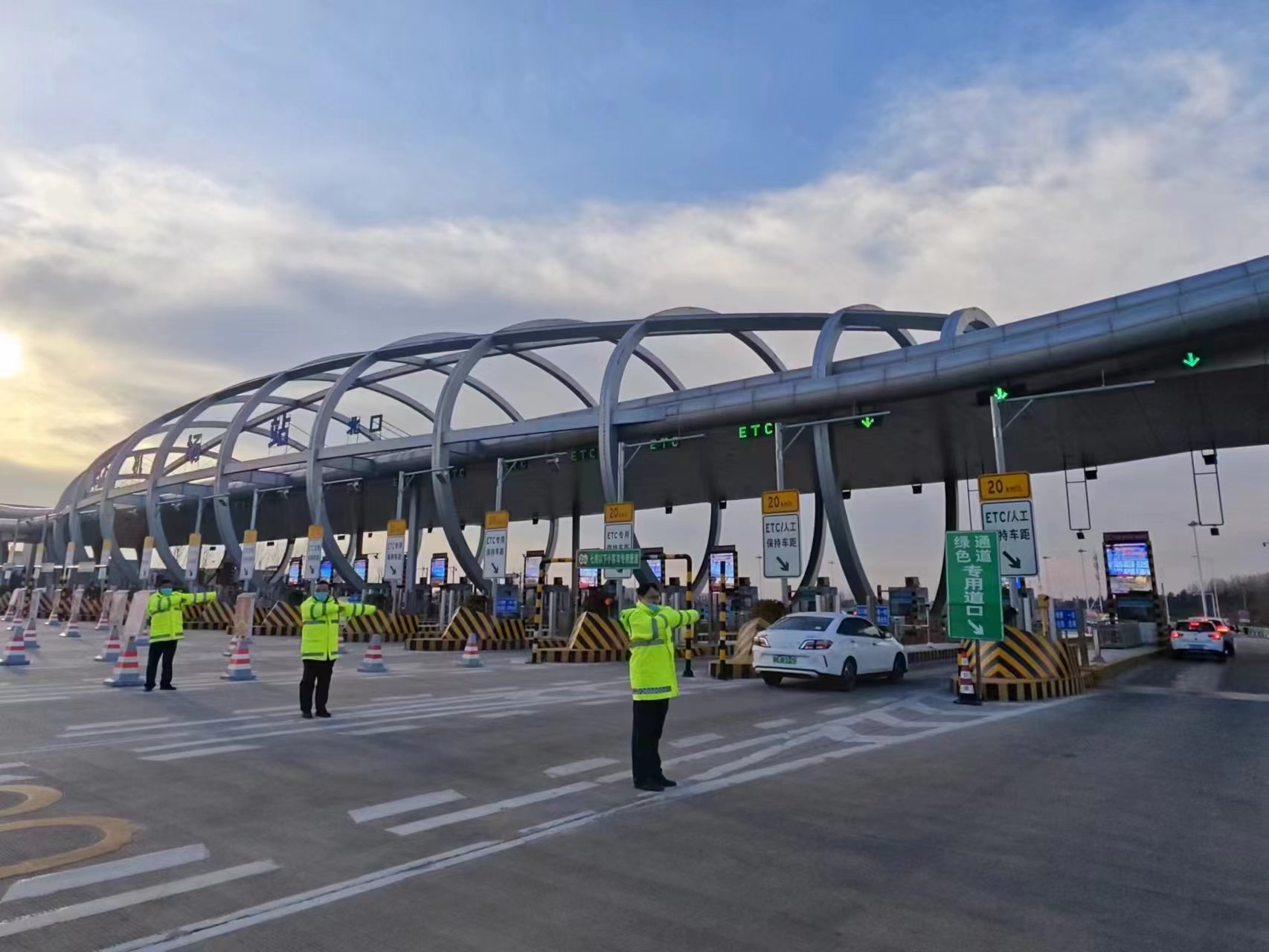 郑州机场高速客货分离客车优先全力保春节返程畅通