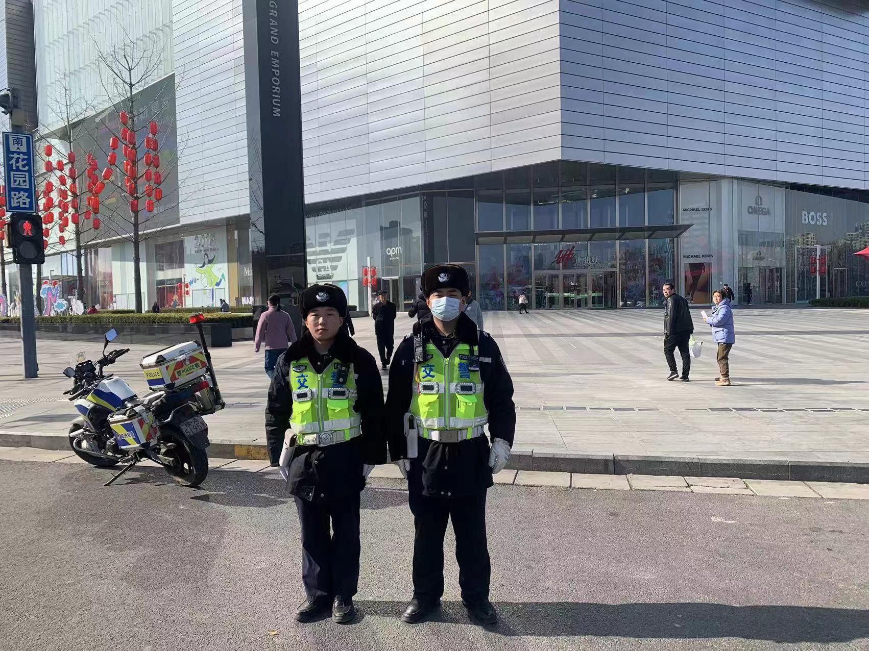 郑州交警五支队春节我在岗大年初七守护春节平安行