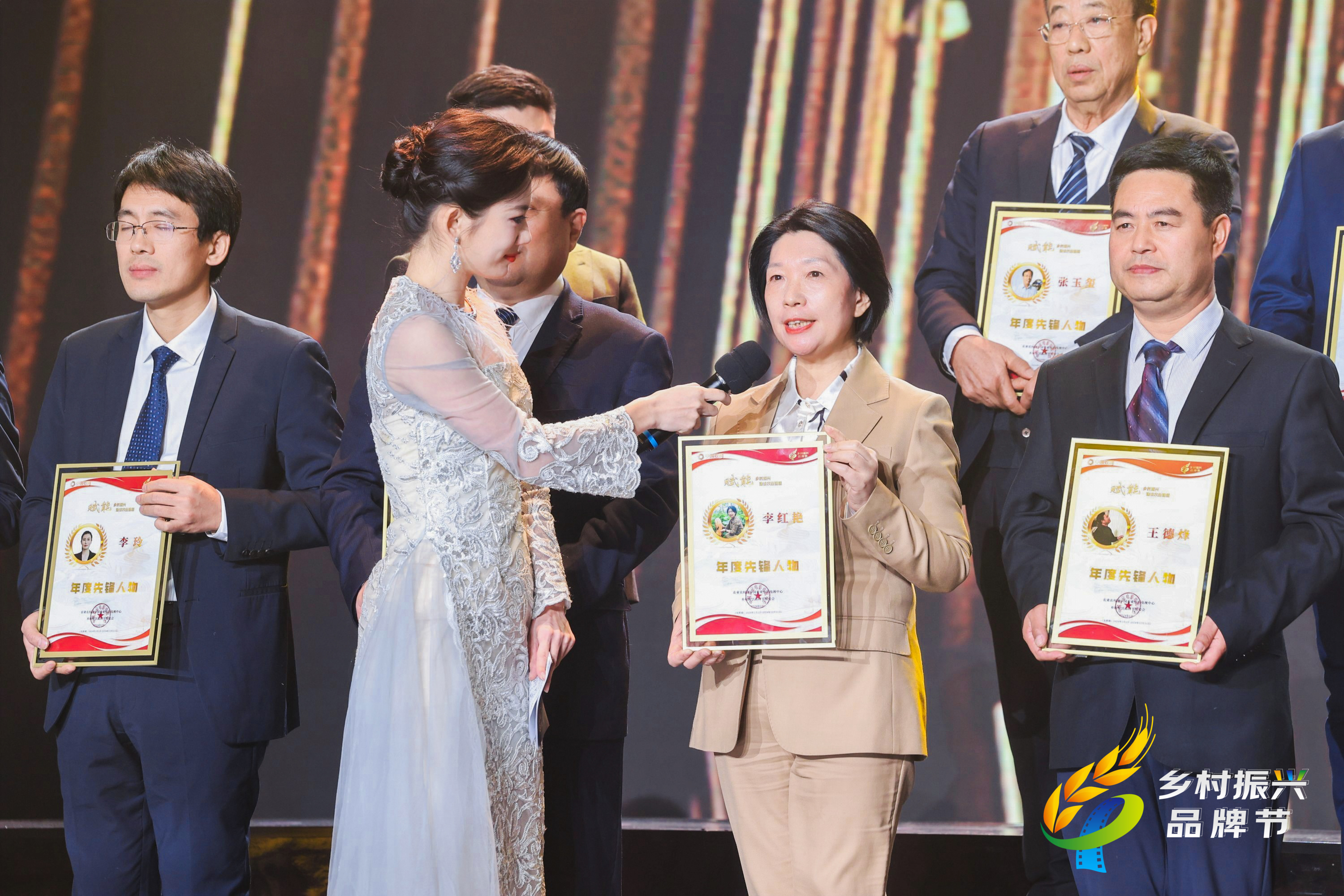 挂职女县长日记站在颁奖台上