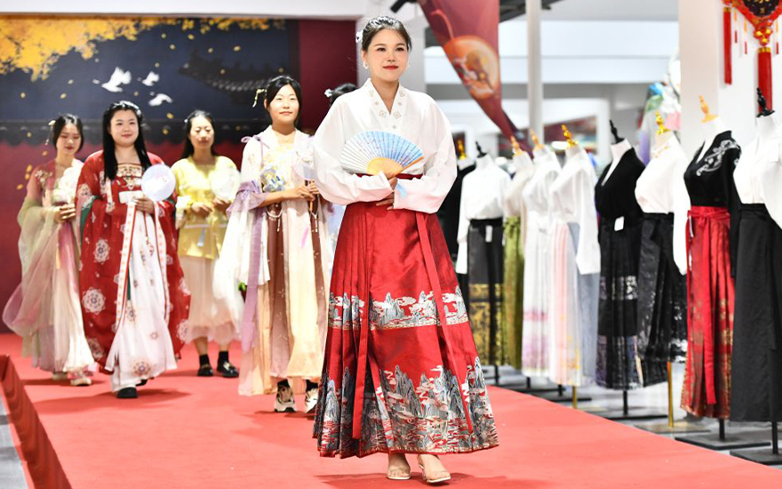 马面裙新年卖爆，意味着什么？