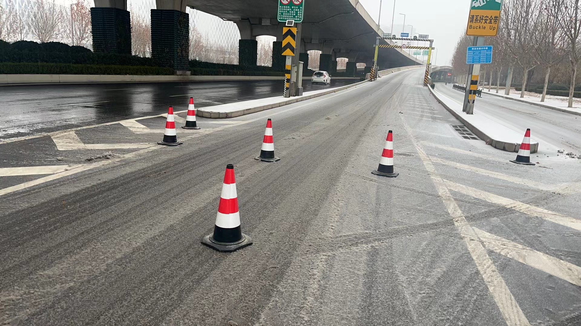 路面结冰市区通行需谨慎