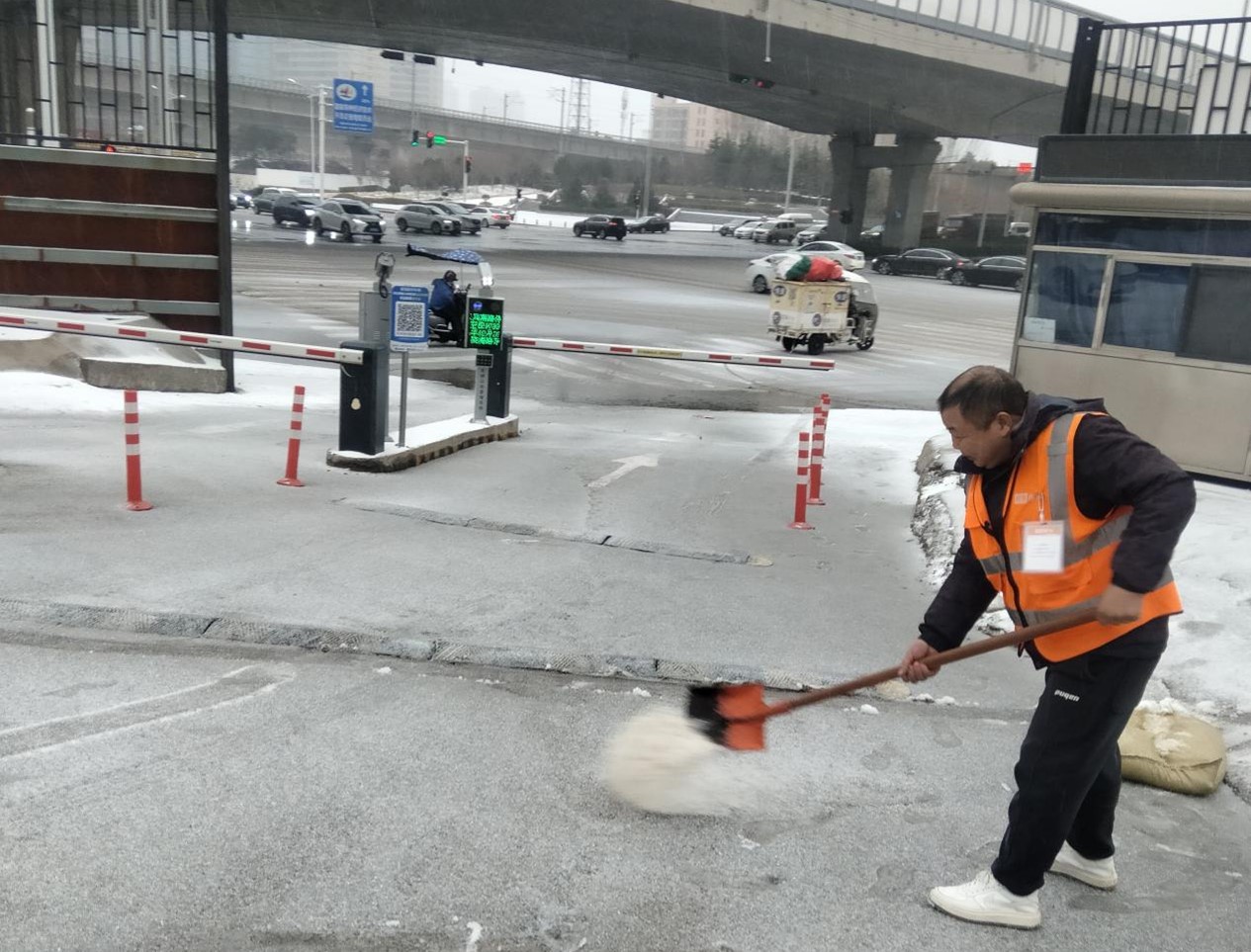 郑东新区城市管理局出动2790人持续清除道路积雪