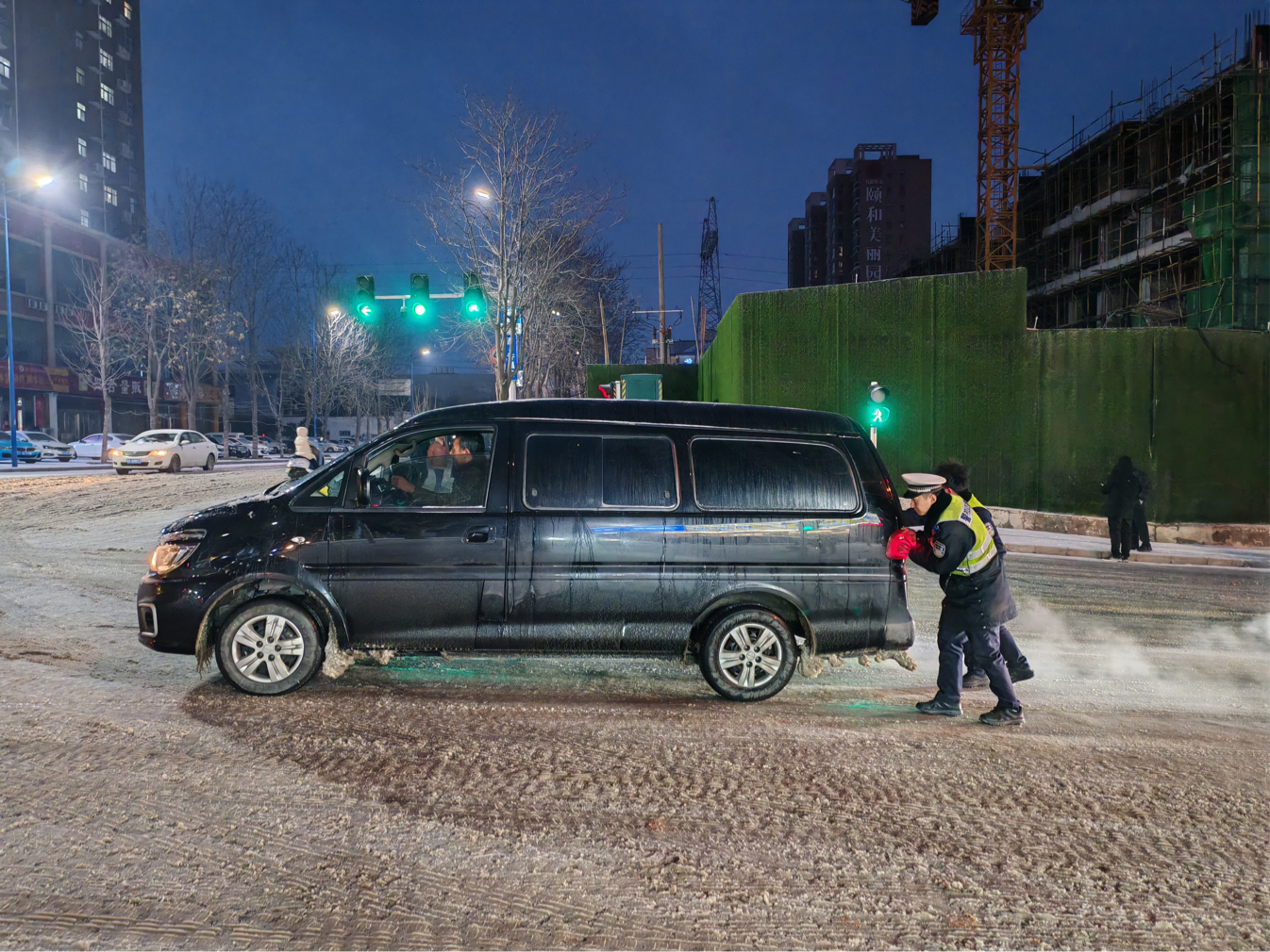 郑州上街交警雪中保畅通确保群众出行安全
