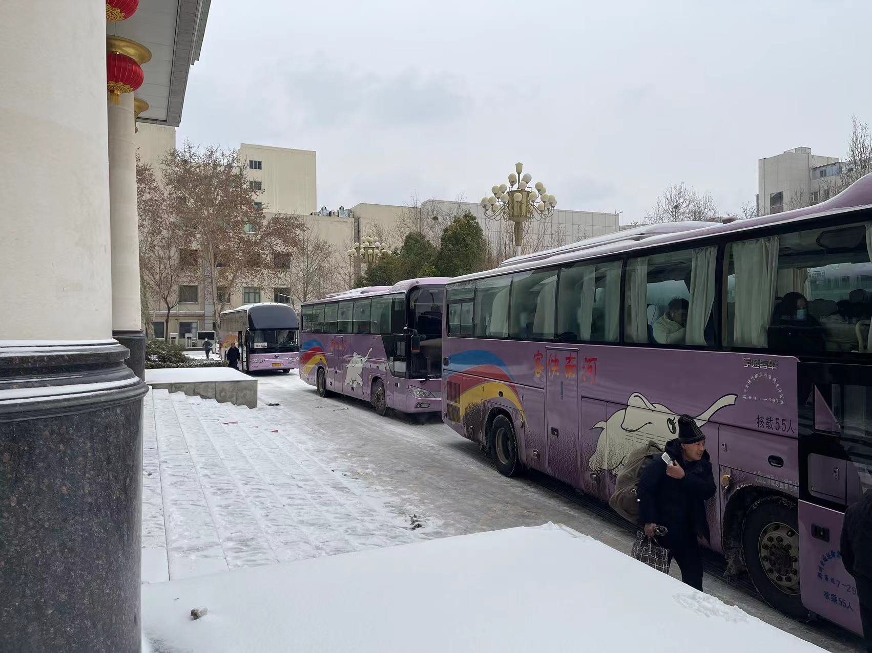 风雪无阻郑州交运集团圆满完成千名滞留旅客转运任务