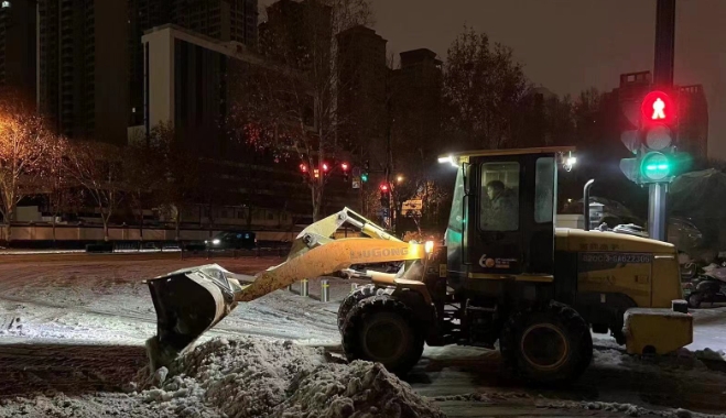 科学调动人员力量，郑州城管系统4.3万余人连夜除雪保畅通