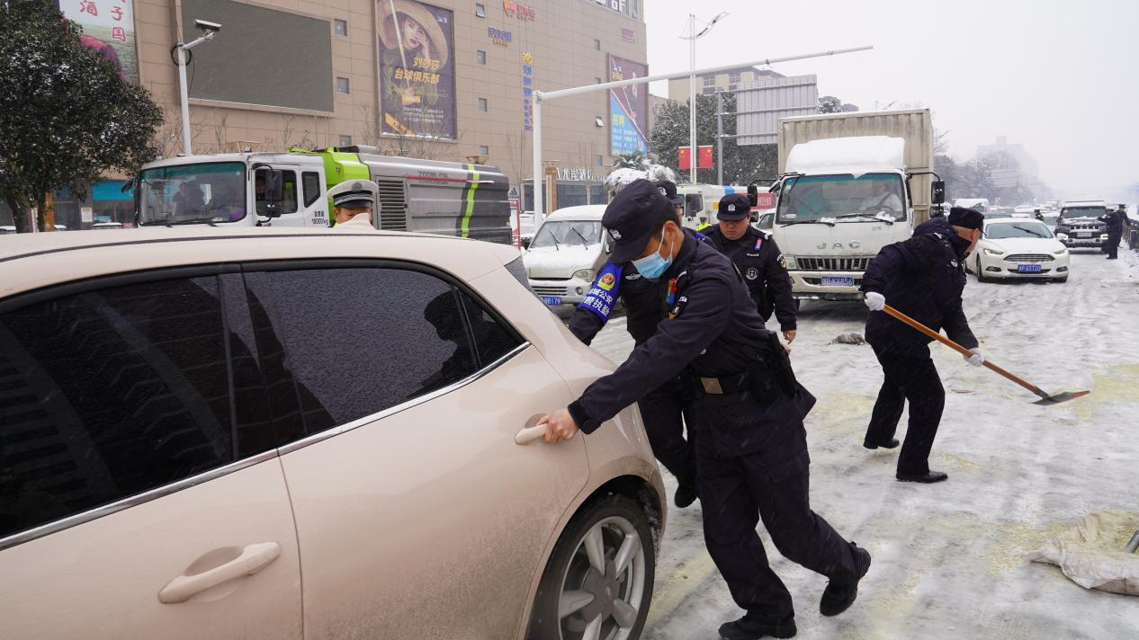 雪警迷人项城公安民警雪中执勤保畅通