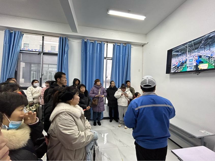 光山县斛山乡组织群众参加走企业促就业活动