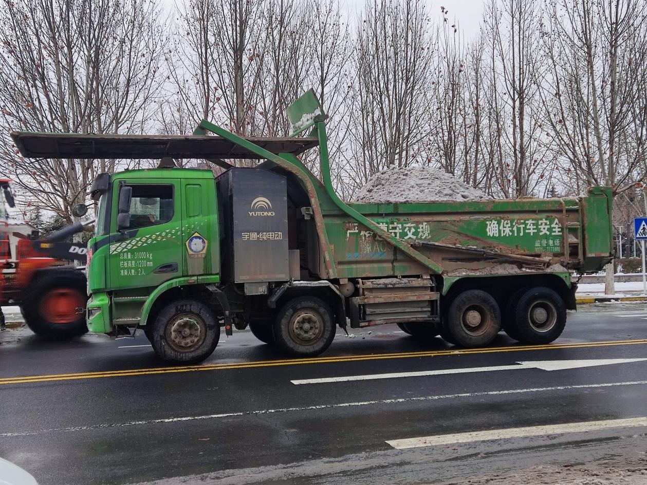 郑州市迎战冻雨大雪渣土车挑重担保畅通
