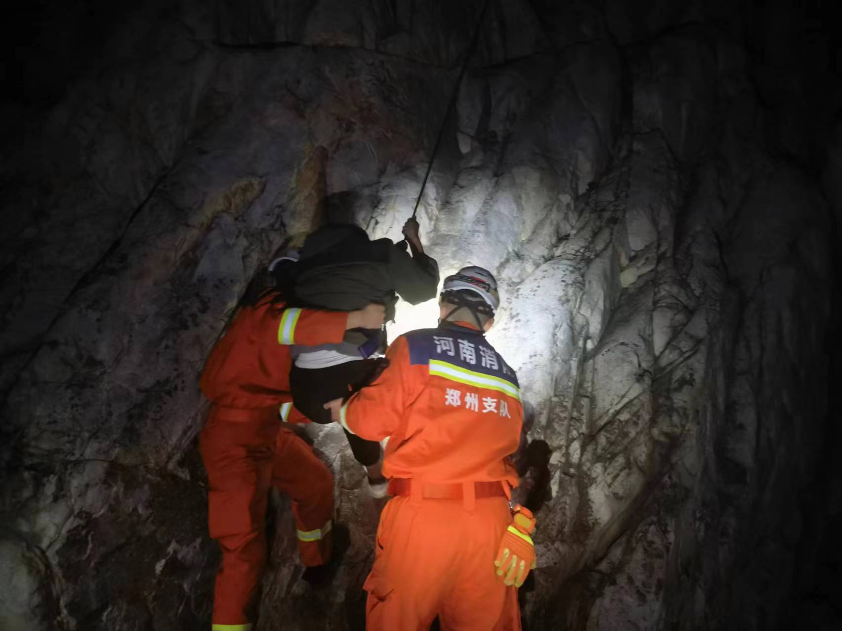 处置6起警情营救16名游客春节期间登封消防山岳救援忙