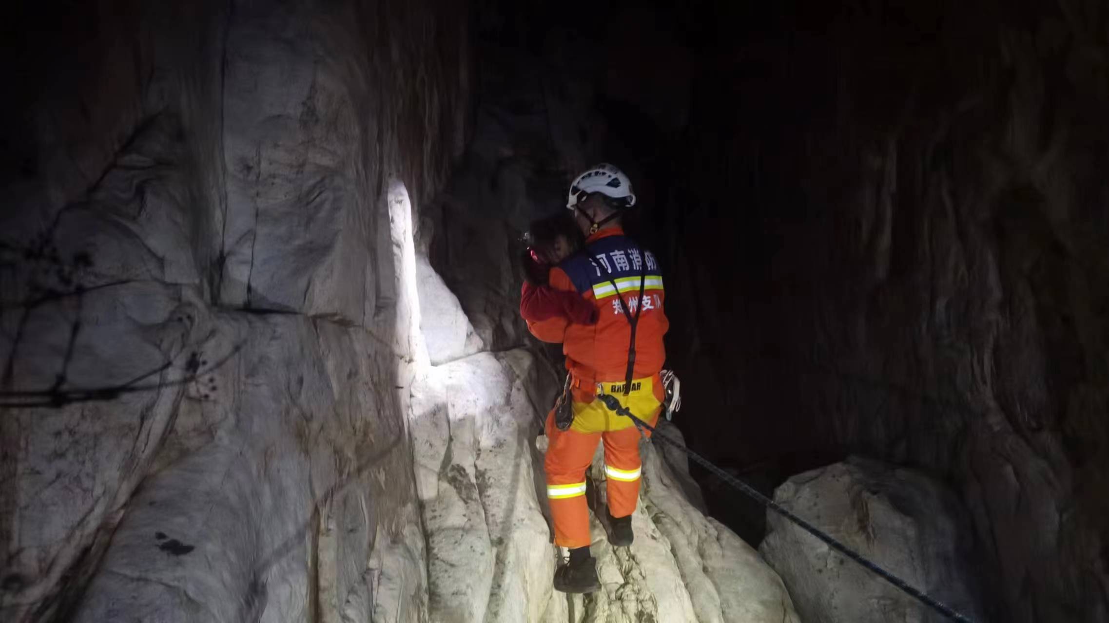 处置6起警情营救16名游客春节期间登封消防山岳救援忙