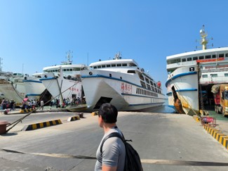 今天在海口秀英港,出港客流已经明显下降,从抵达港口到过安检上船他们